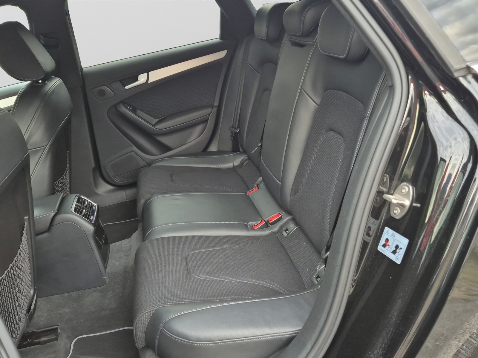 AUDI A4 Avant 2.0 TDI quattro S-LINE-image-10