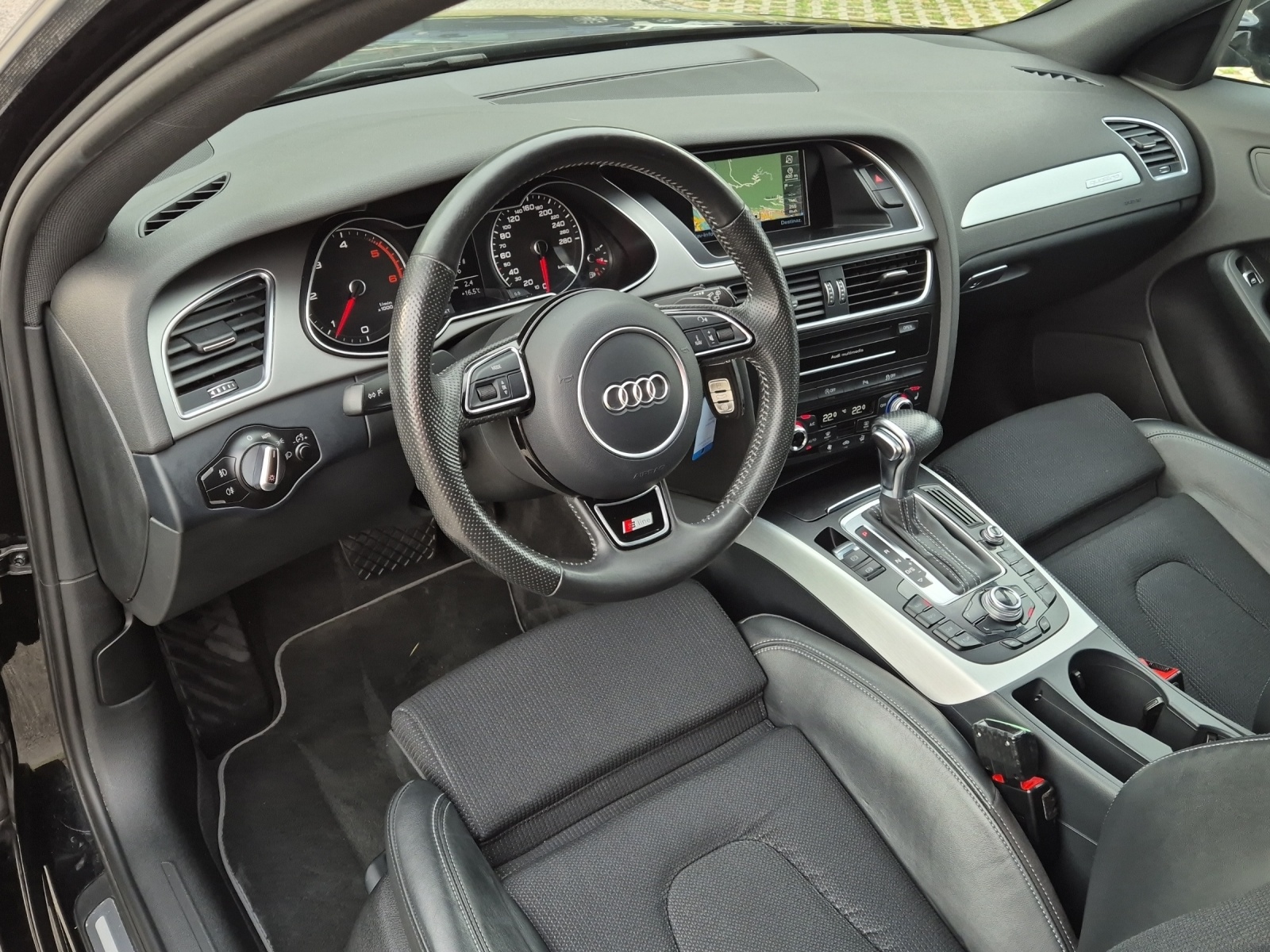 AUDI A4 Avant 2.0 TDI quattro S-LINE-image-14