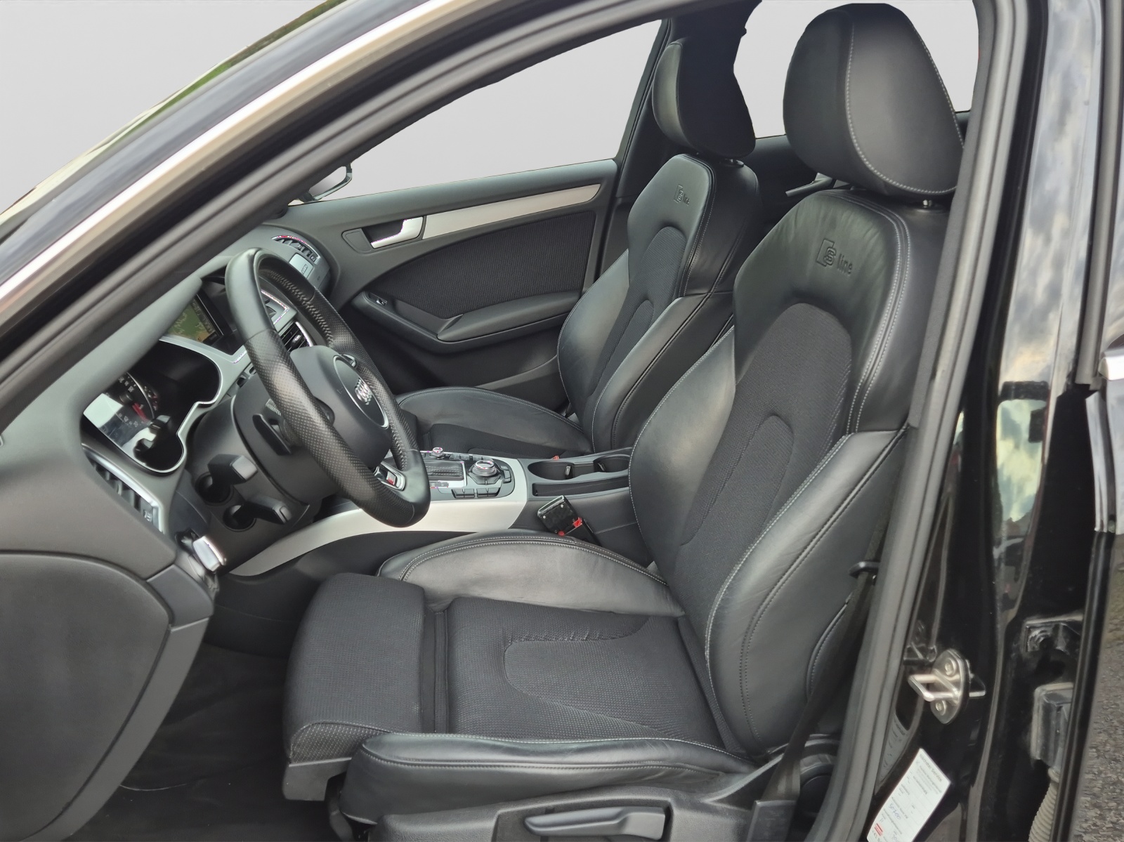 AUDI A4 Avant 2.0 TDI quattro S-LINE-image-9