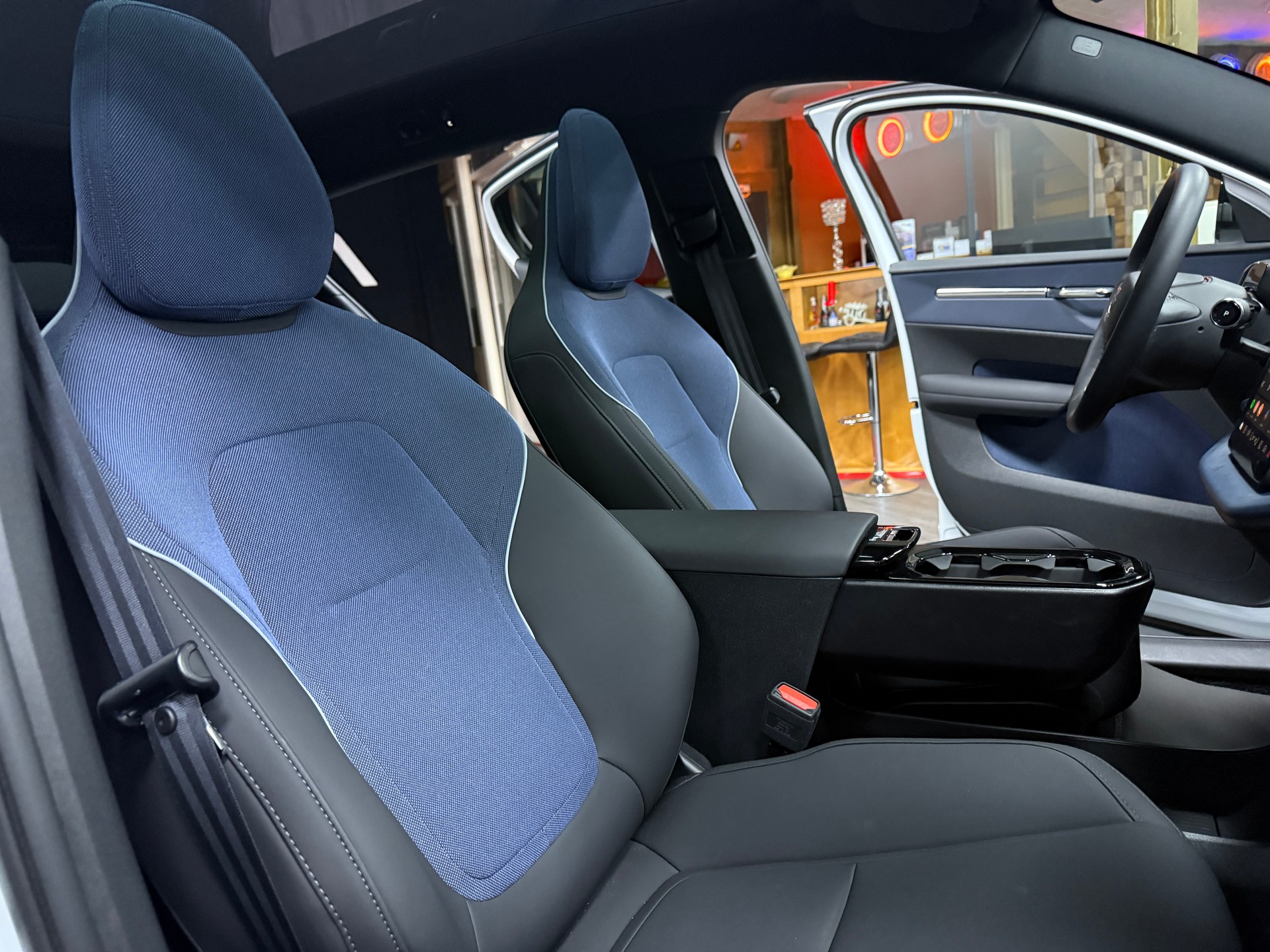 VOLVO EX30 E60 69kWh Twin Plus / CH Fz-image-15
