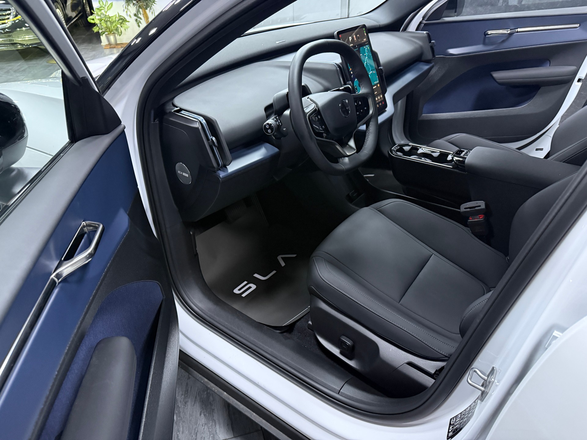VOLVO EX30 E60 69kWh Twin Plus / CH Fz-image-7