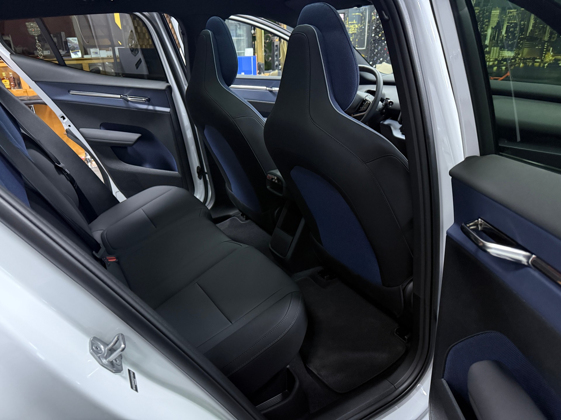VOLVO EX30 E60 69kWh Twin Plus / CH Fz-image-18