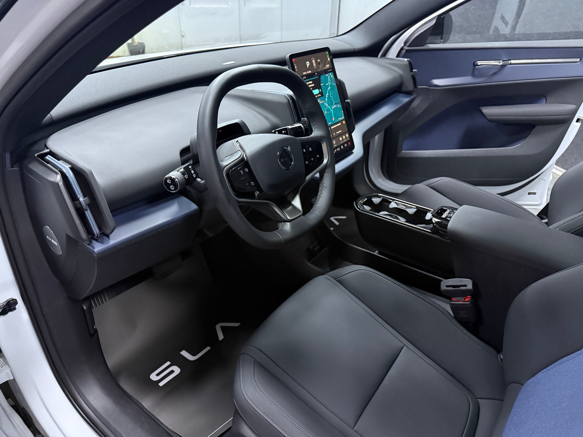 VOLVO EX30 E60 69kWh Twin Plus / CH Fz-image-9