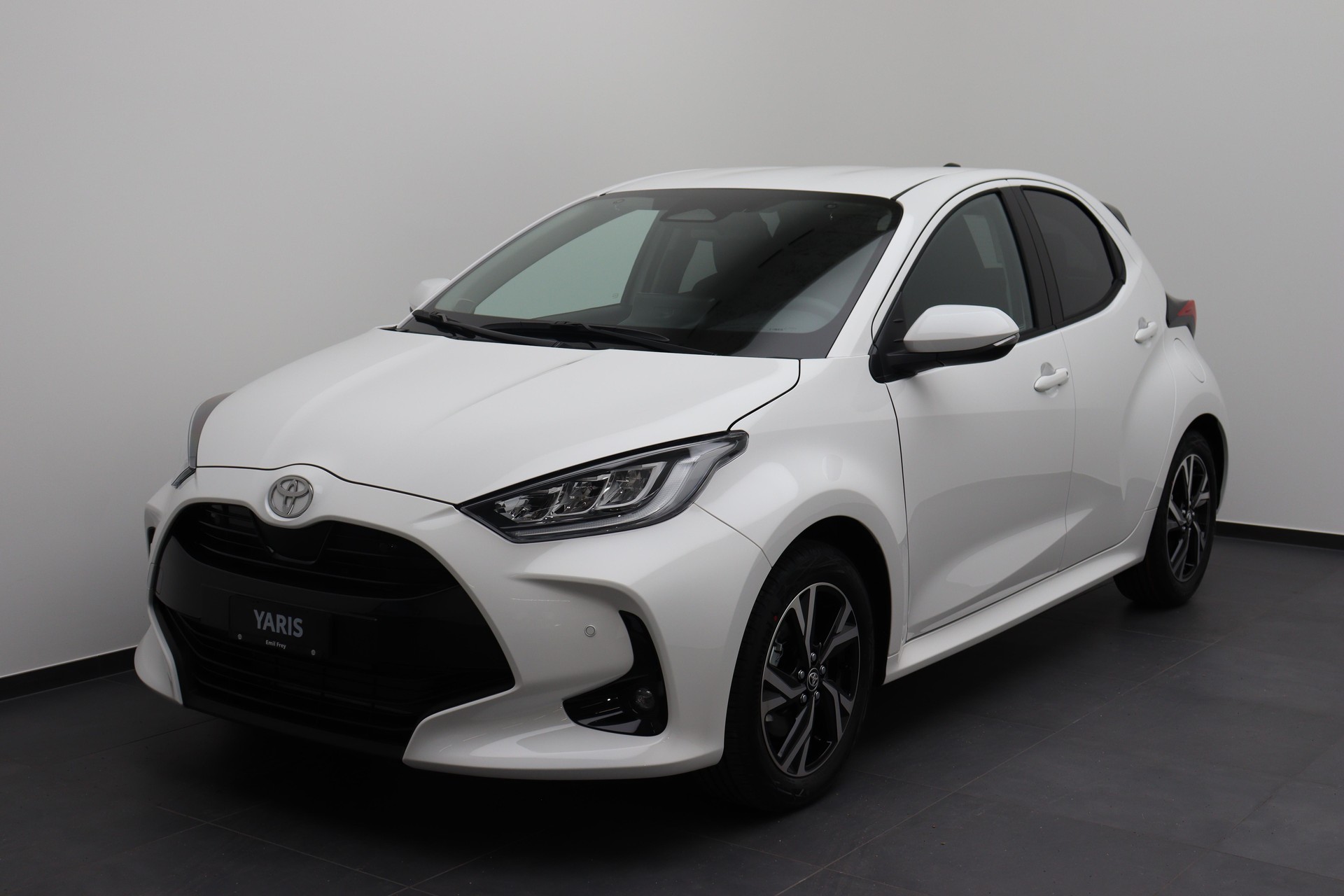 TOYOTA Yaris 1.5 VVT-i HSD Trend