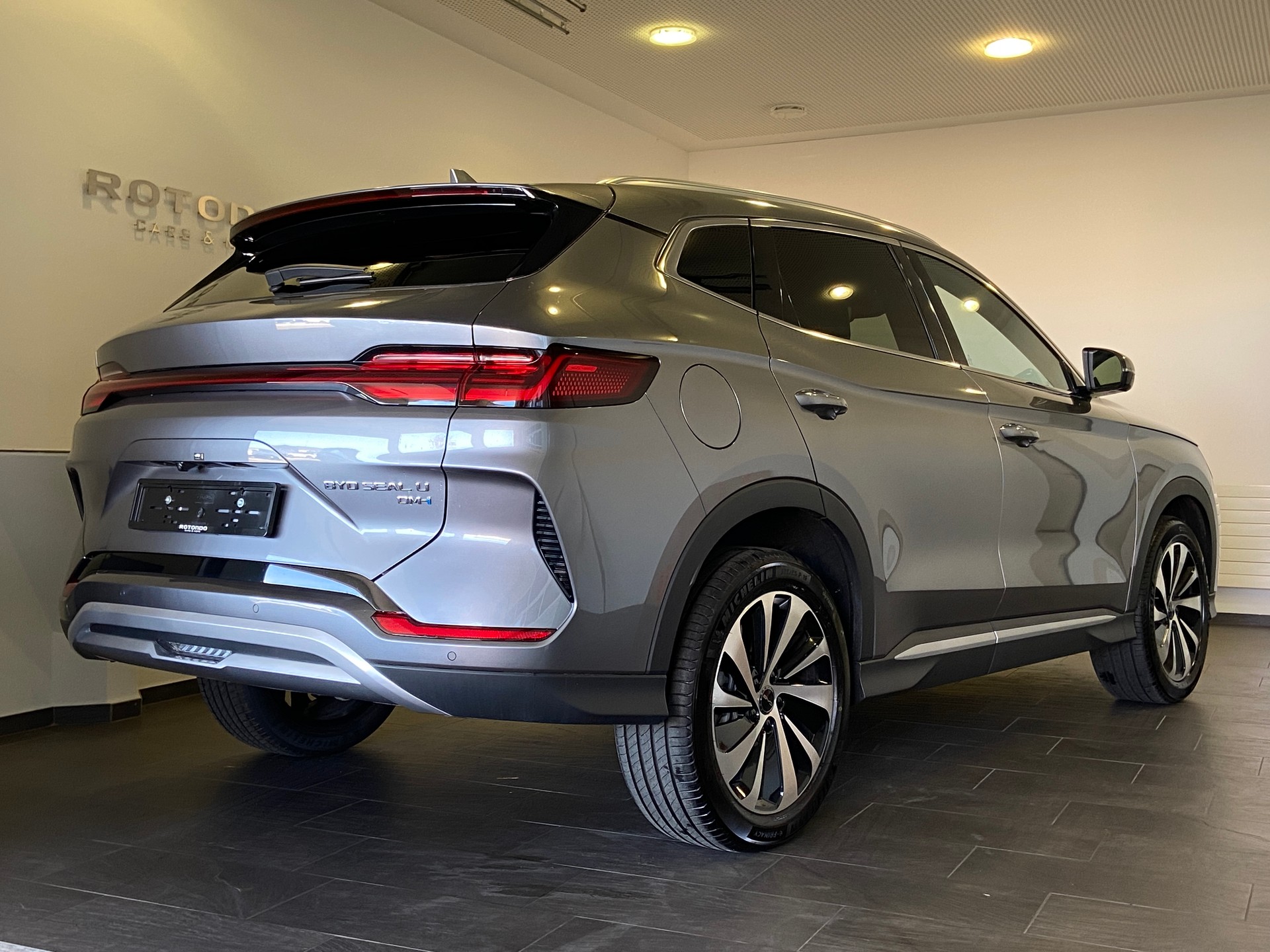 BYD Seal U DM-i Design AWD-showroom-element-1