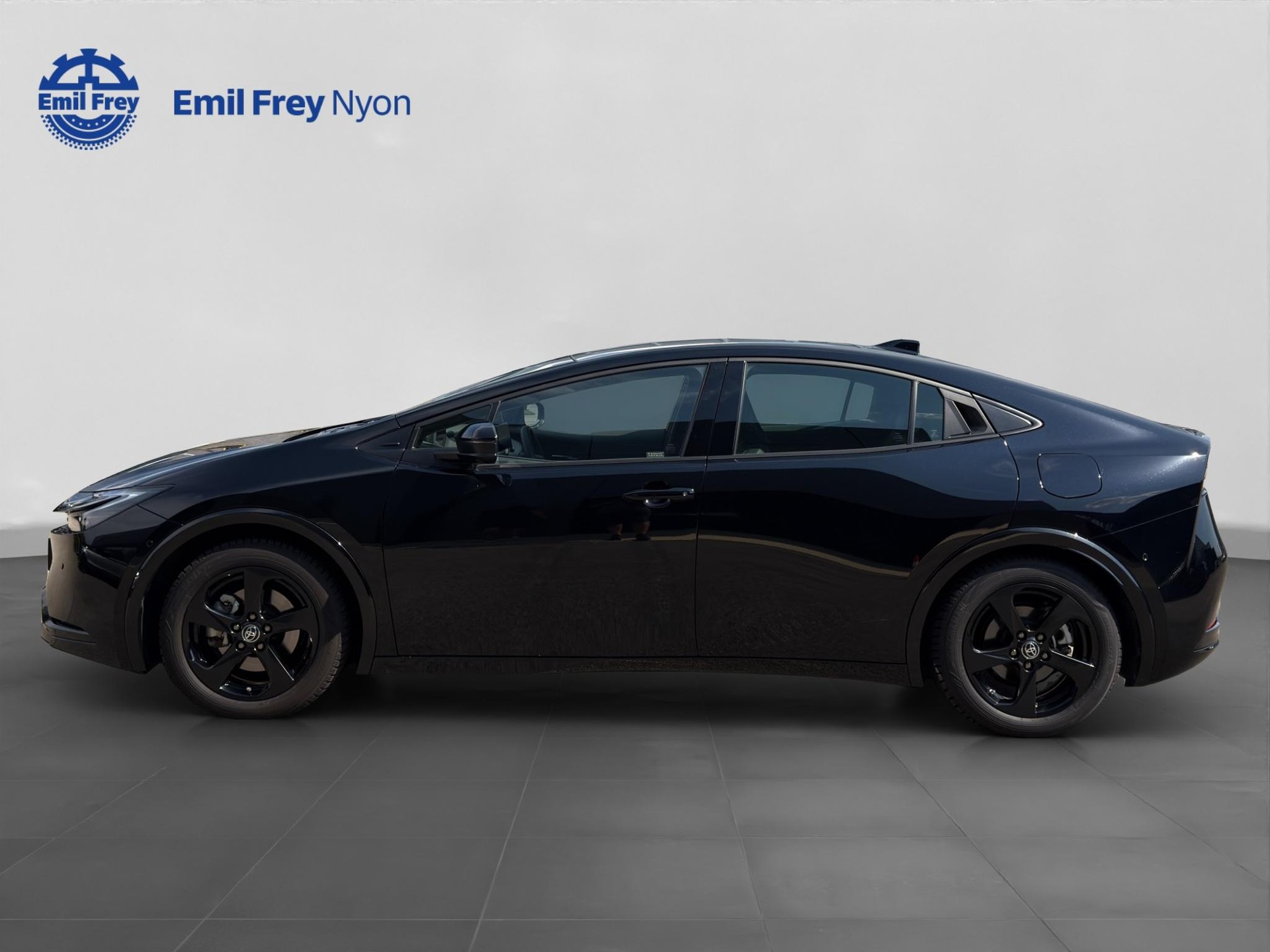 TOYOTA Prius 2.0 Plug-In-Hybrid Premium-showroom-element-3