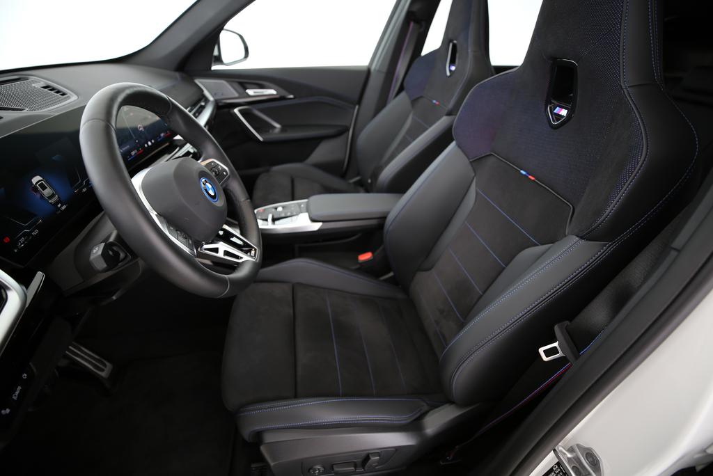 BMW X1 30e xDrive paddles-showroom-element-3