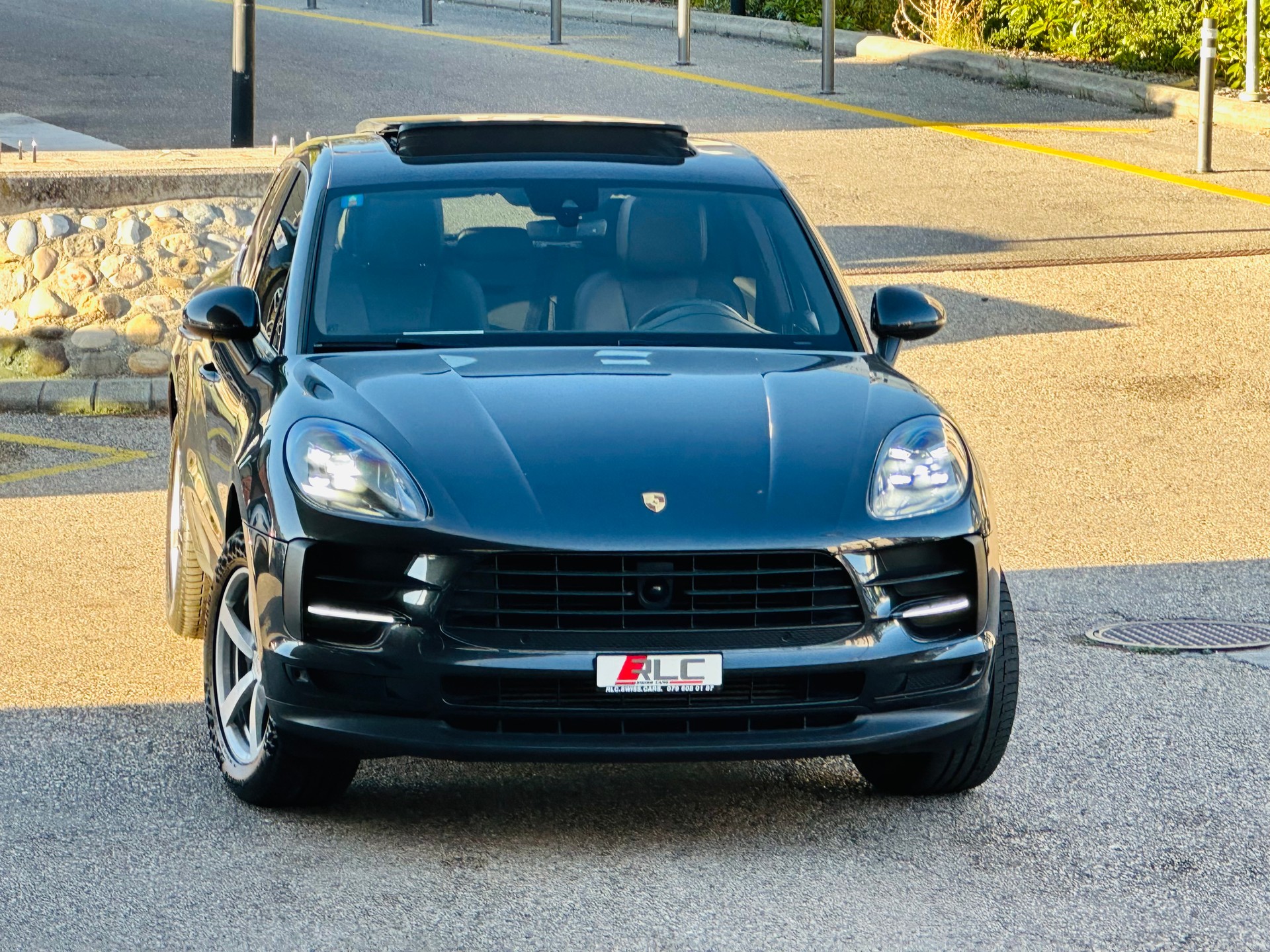 PORSCHE Macan PDK-showroom-element-2