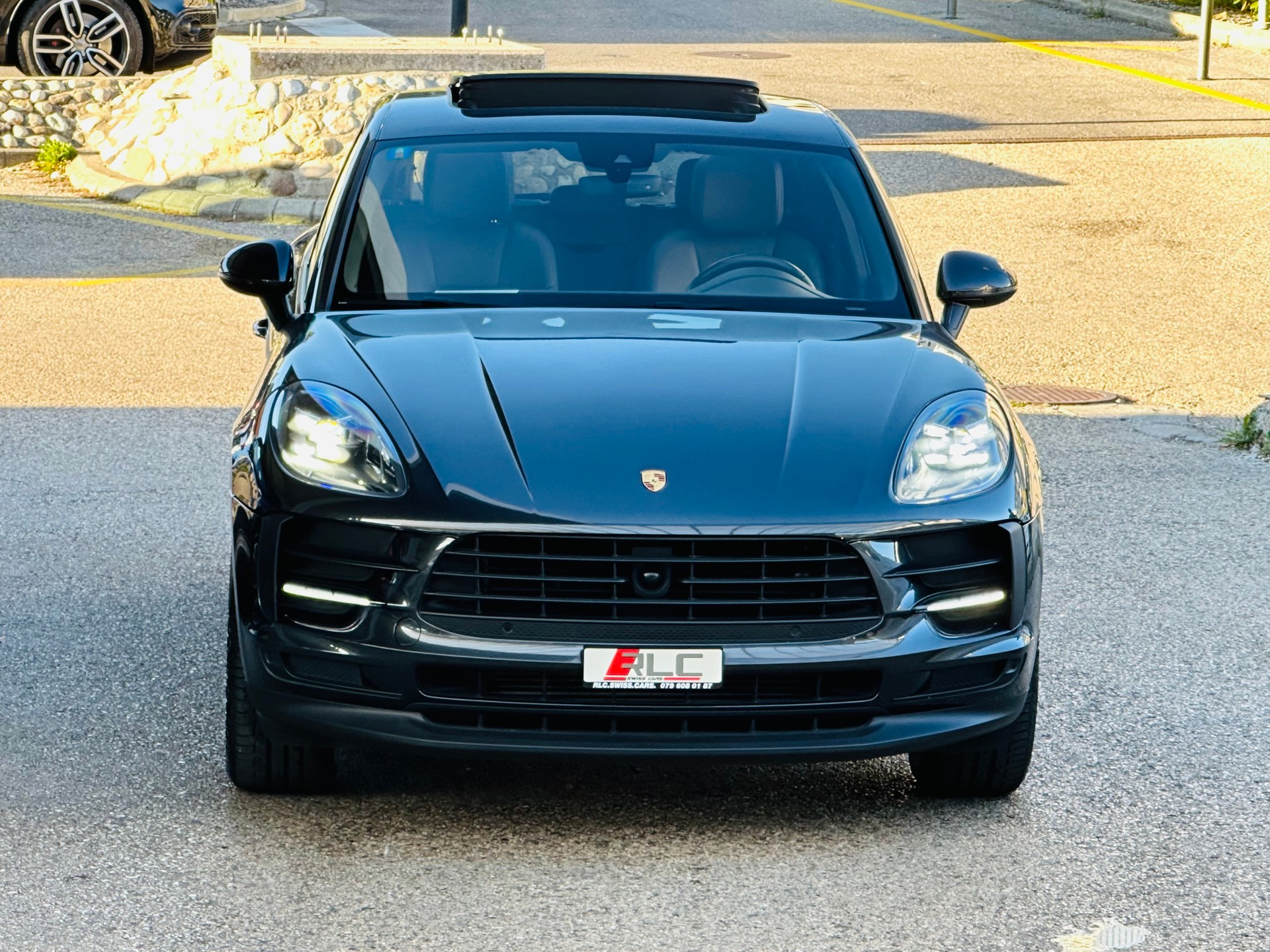 PORSCHE Macan PDK-showroom-element-3