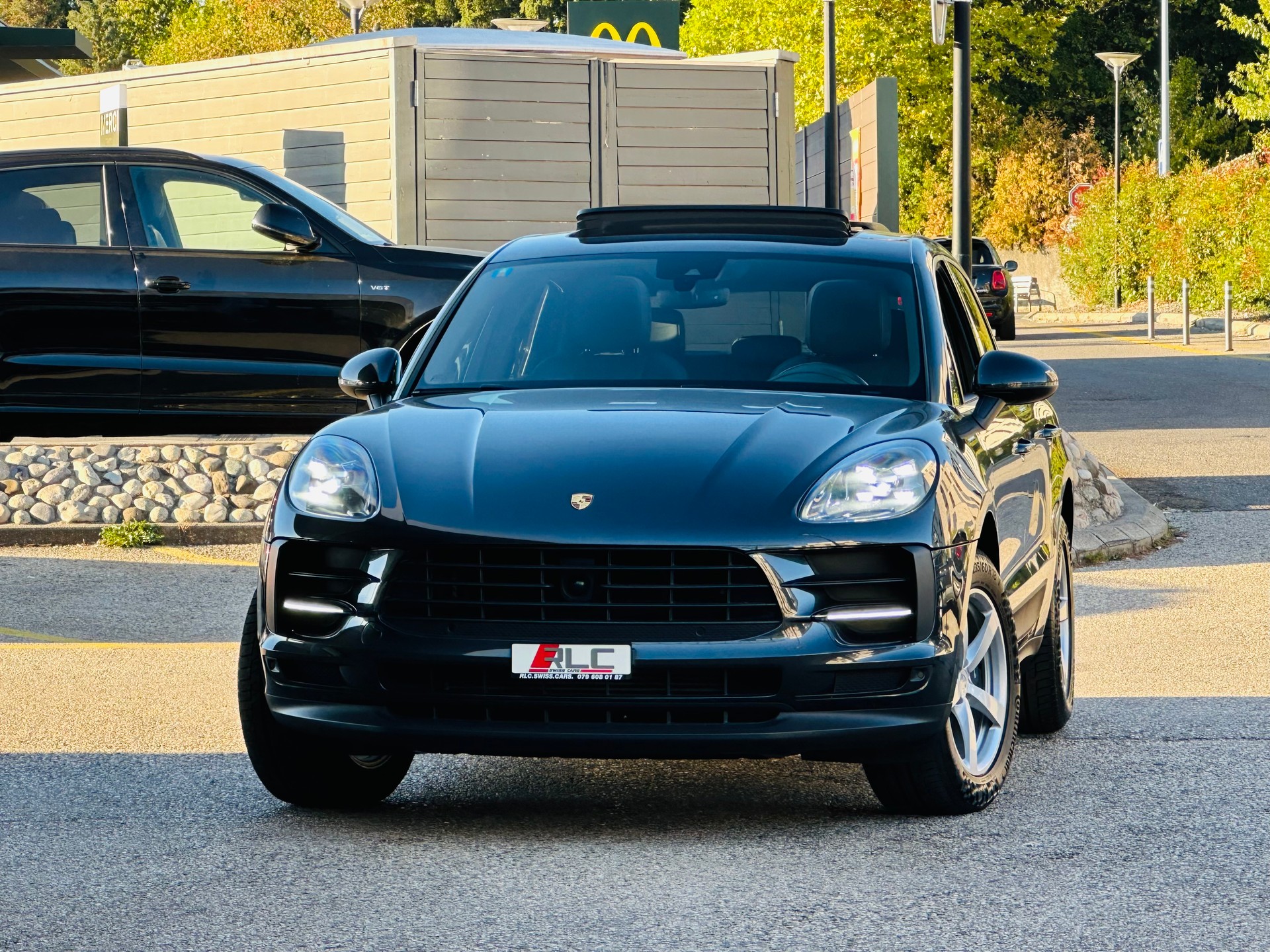 PORSCHE Macan PDK-showroom-element-1