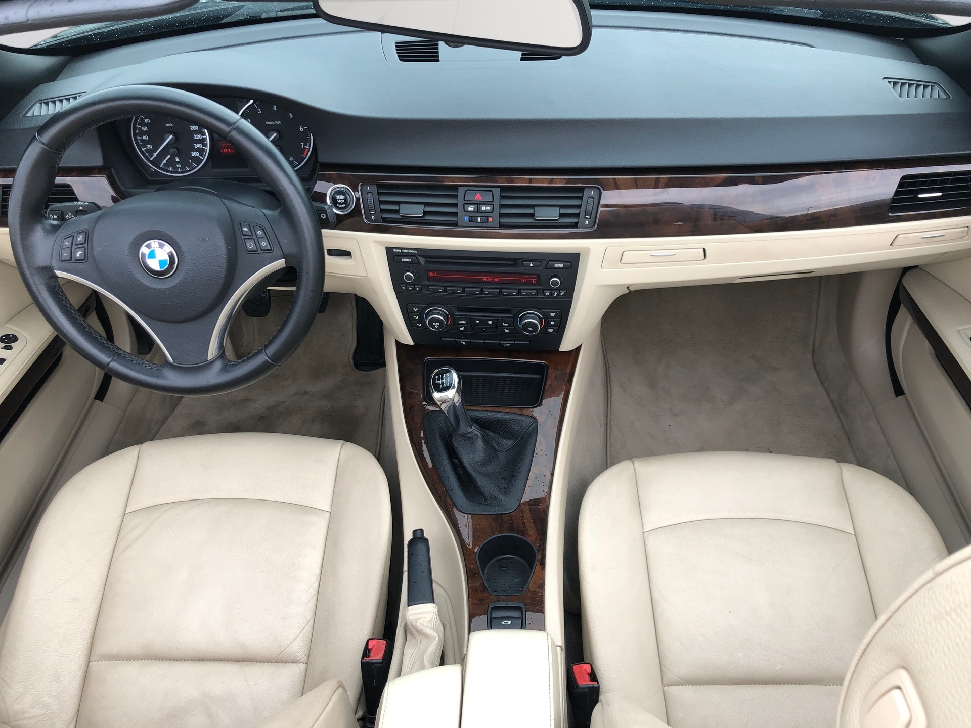 BMW 320i Cabriolet-image-12