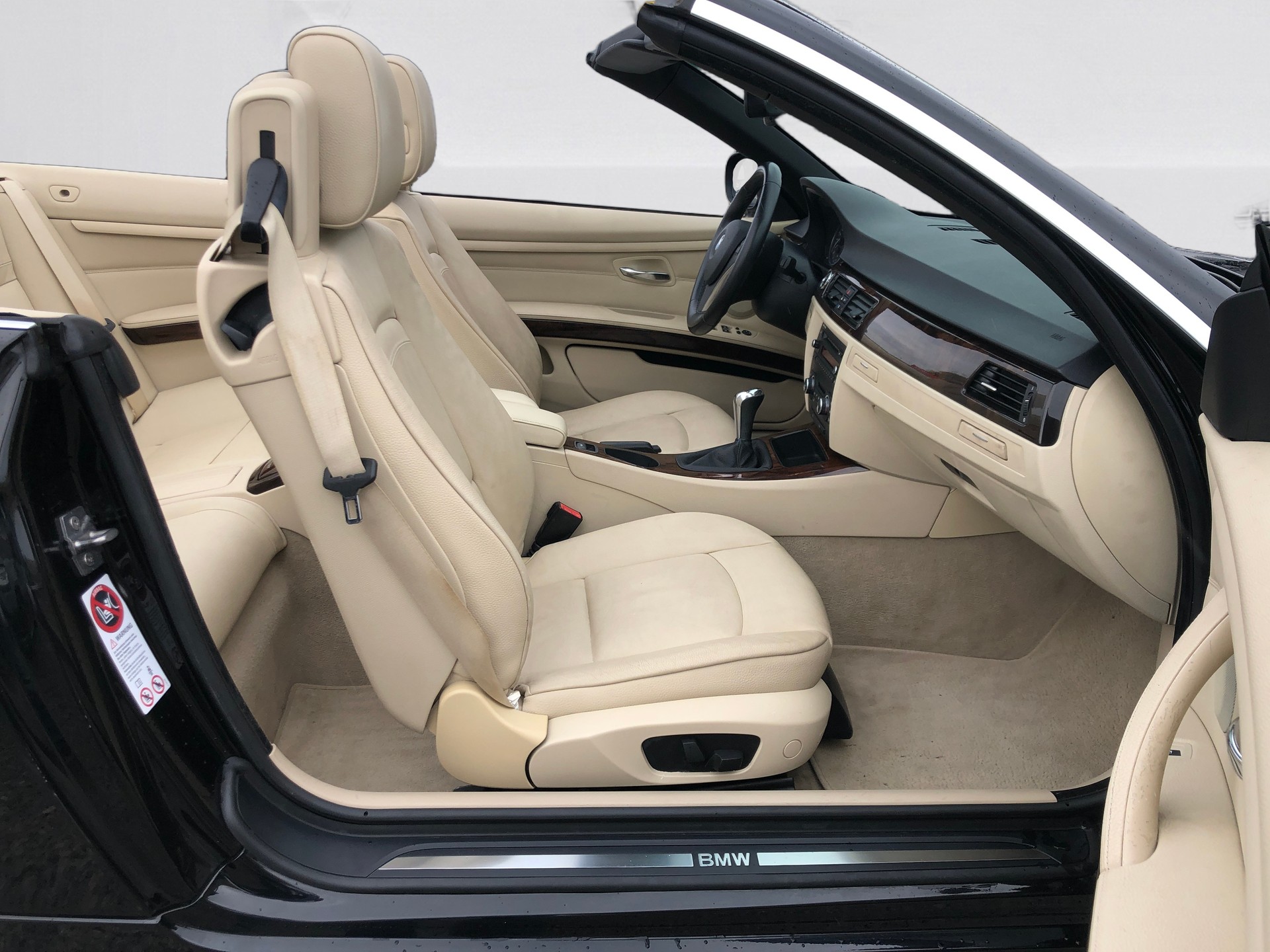 BMW 320i Cabriolet-image-15