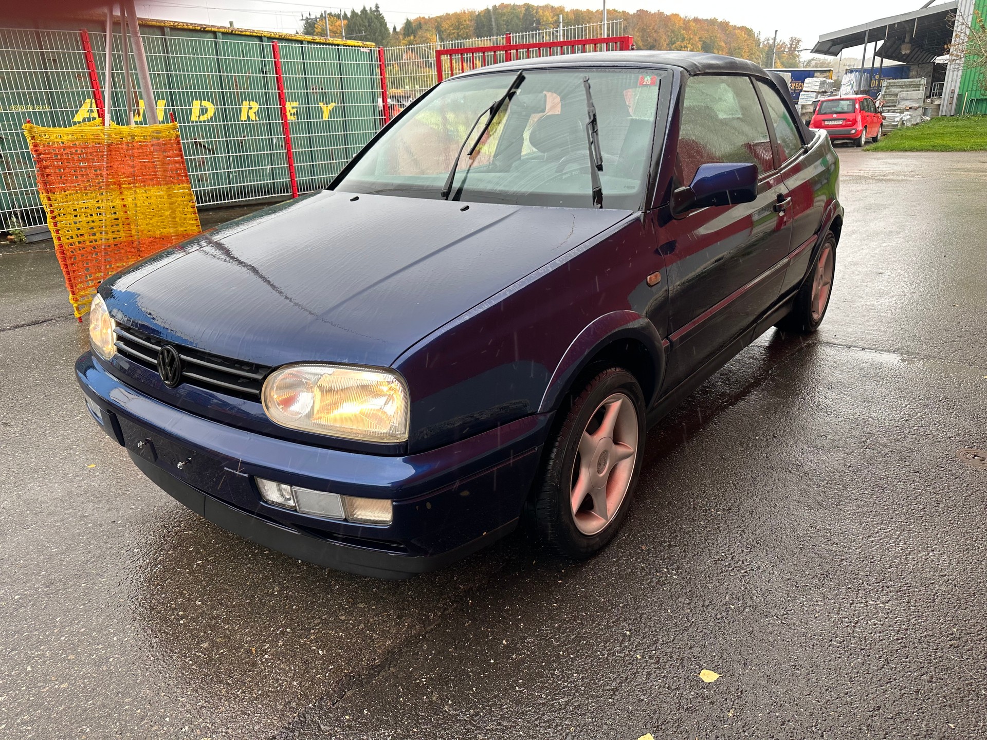 VW Golf Cabriolet 2000 Swiss Classic-image-1