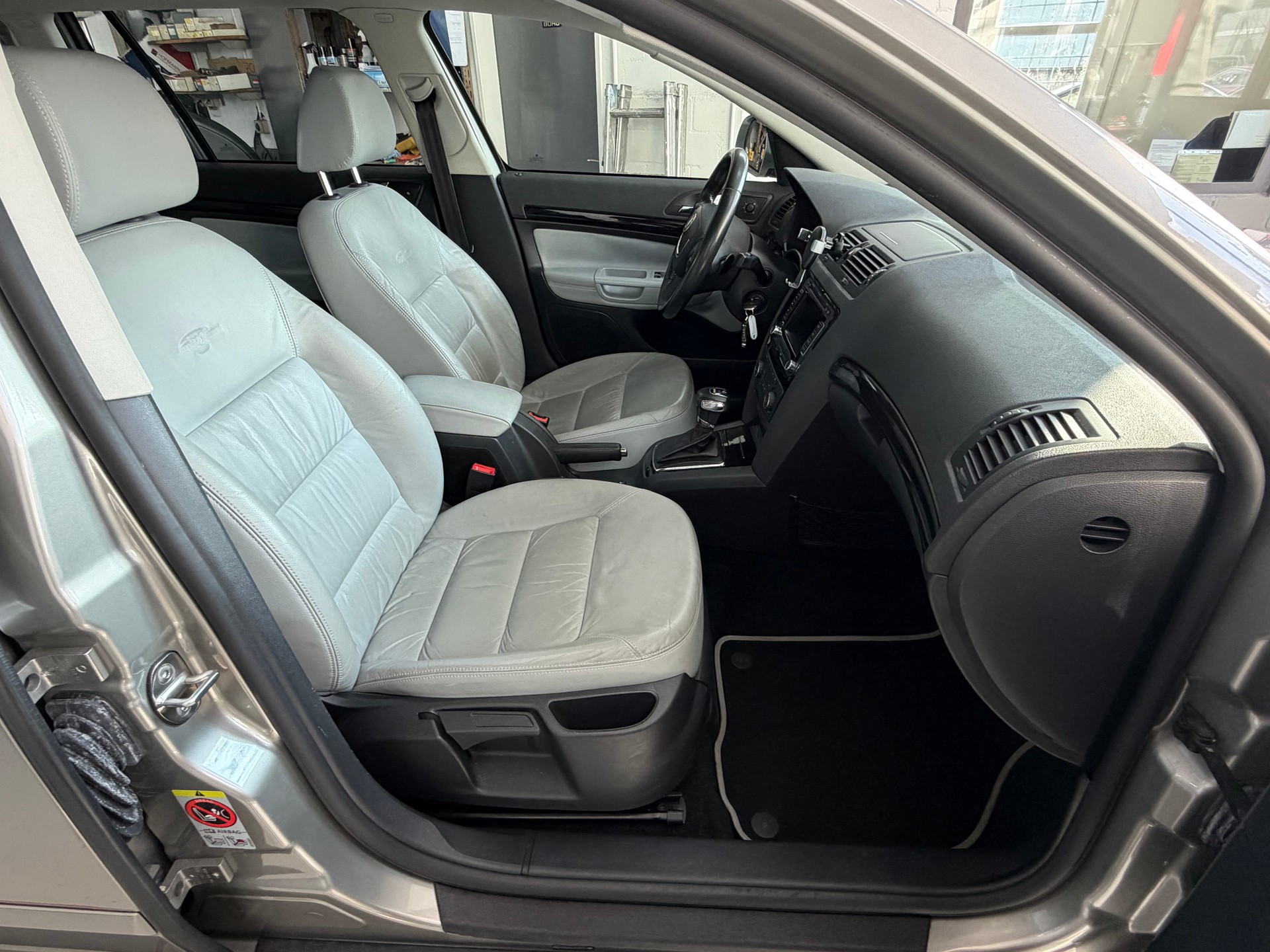 SKODA Octavia Combi 1.8 TSI Laurin & Klement DSG-image-7