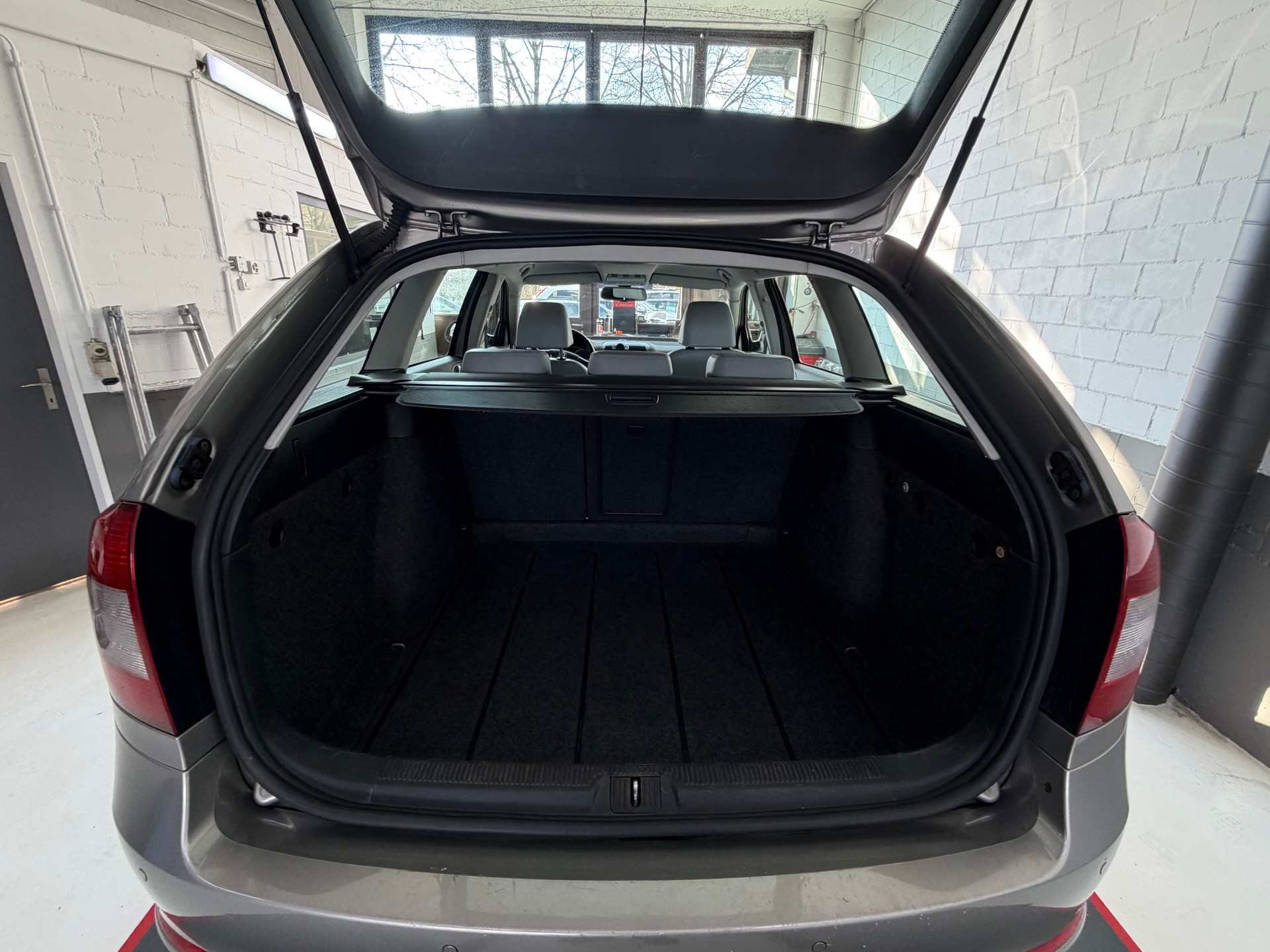 SKODA Octavia Combi 1.8 TSI Laurin & Klement DSG-image-12