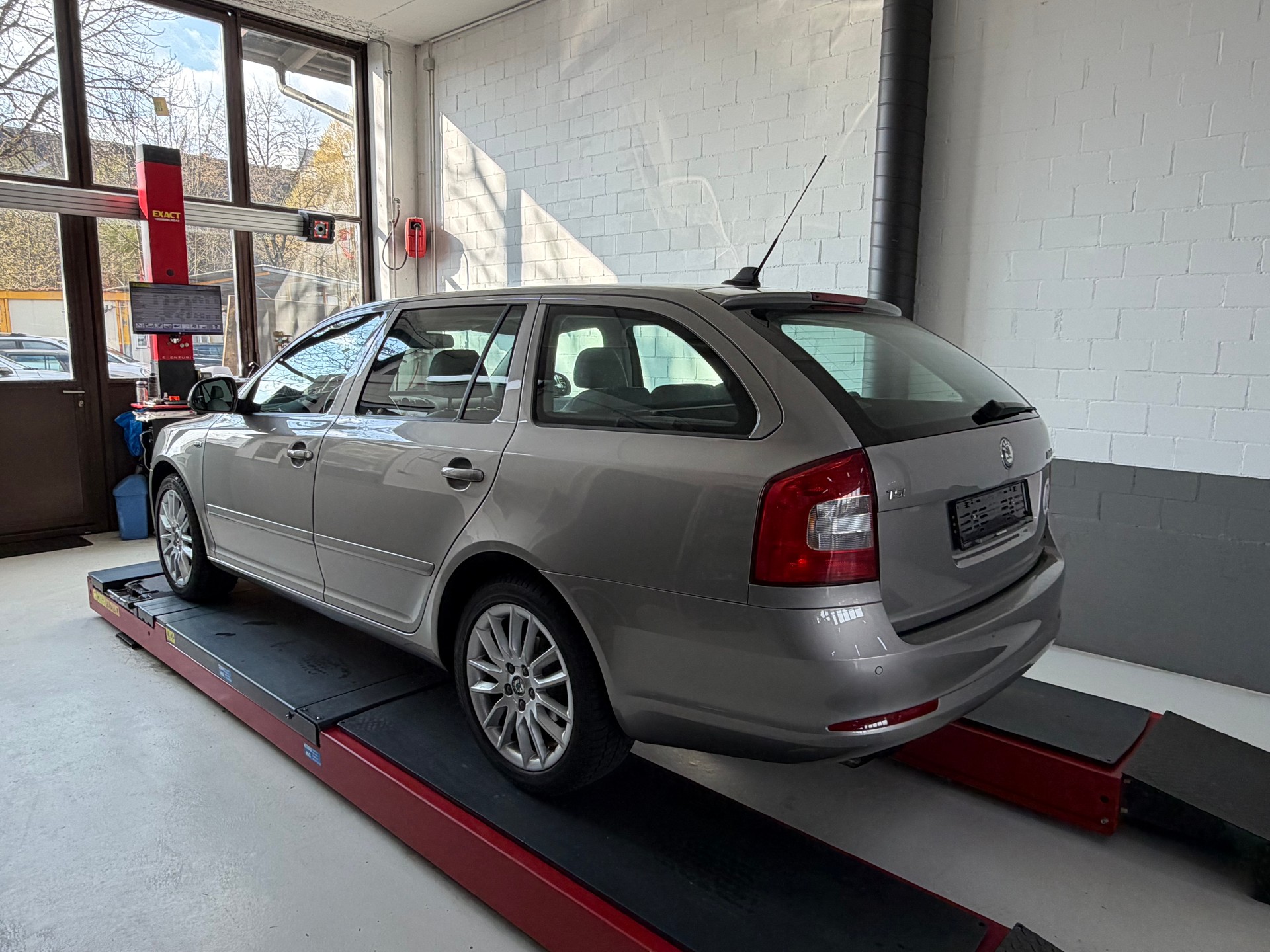 SKODA Octavia Combi 1.8 TSI Laurin & Klement DSG-image-3