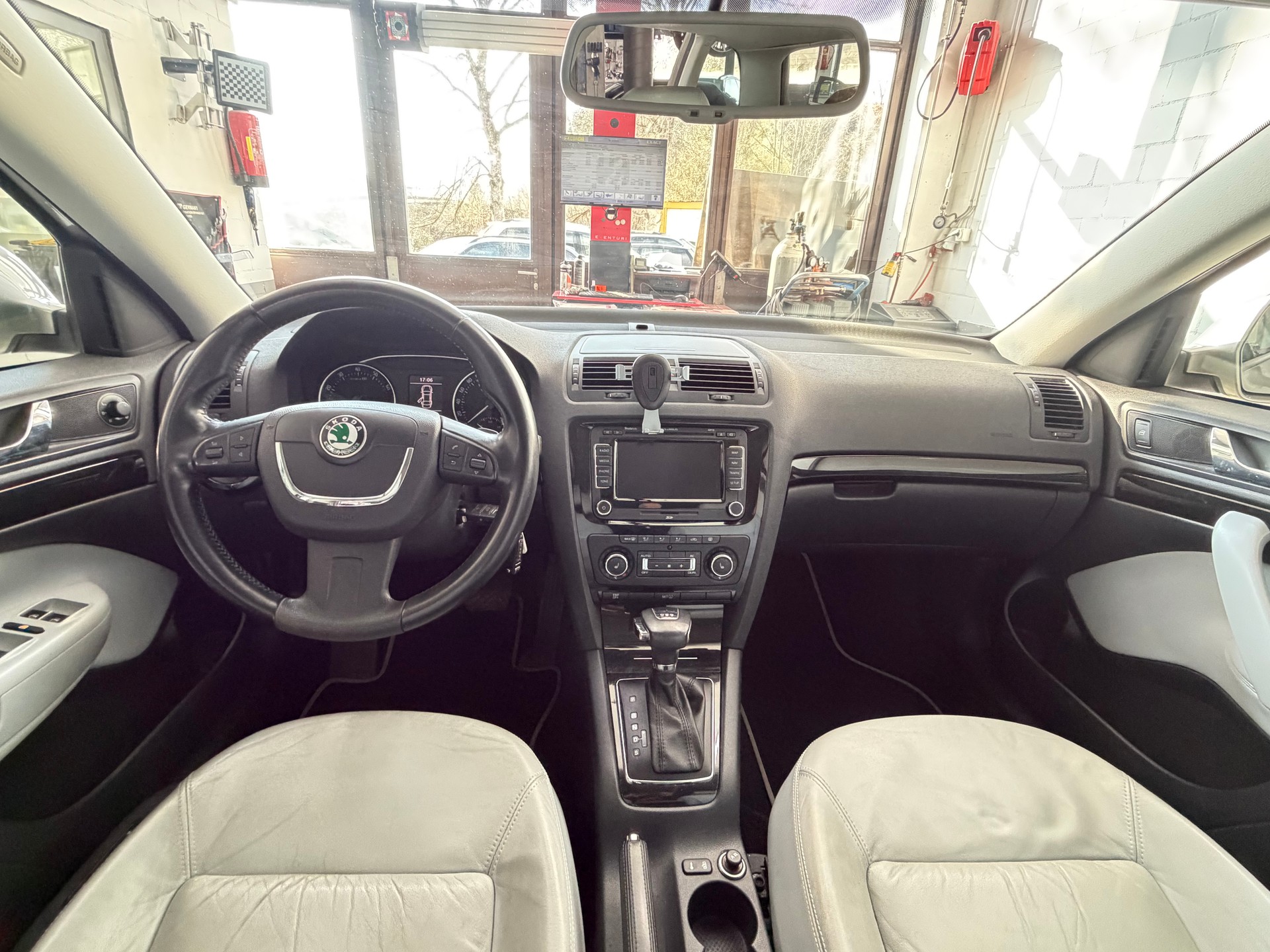 SKODA Octavia Combi 1.8 TSI Laurin & Klement DSG-image-10