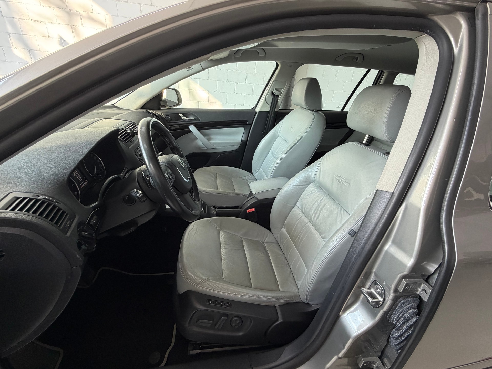 SKODA Octavia Combi 1.8 TSI Laurin & Klement DSG-image-9