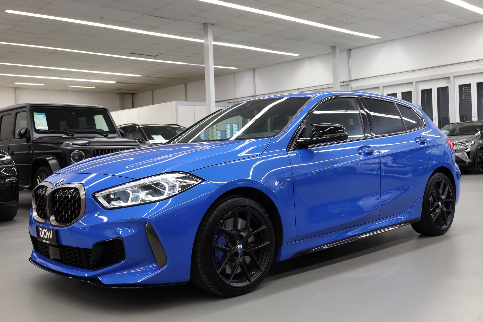 BMW M135i xDrive-showroom-element-2