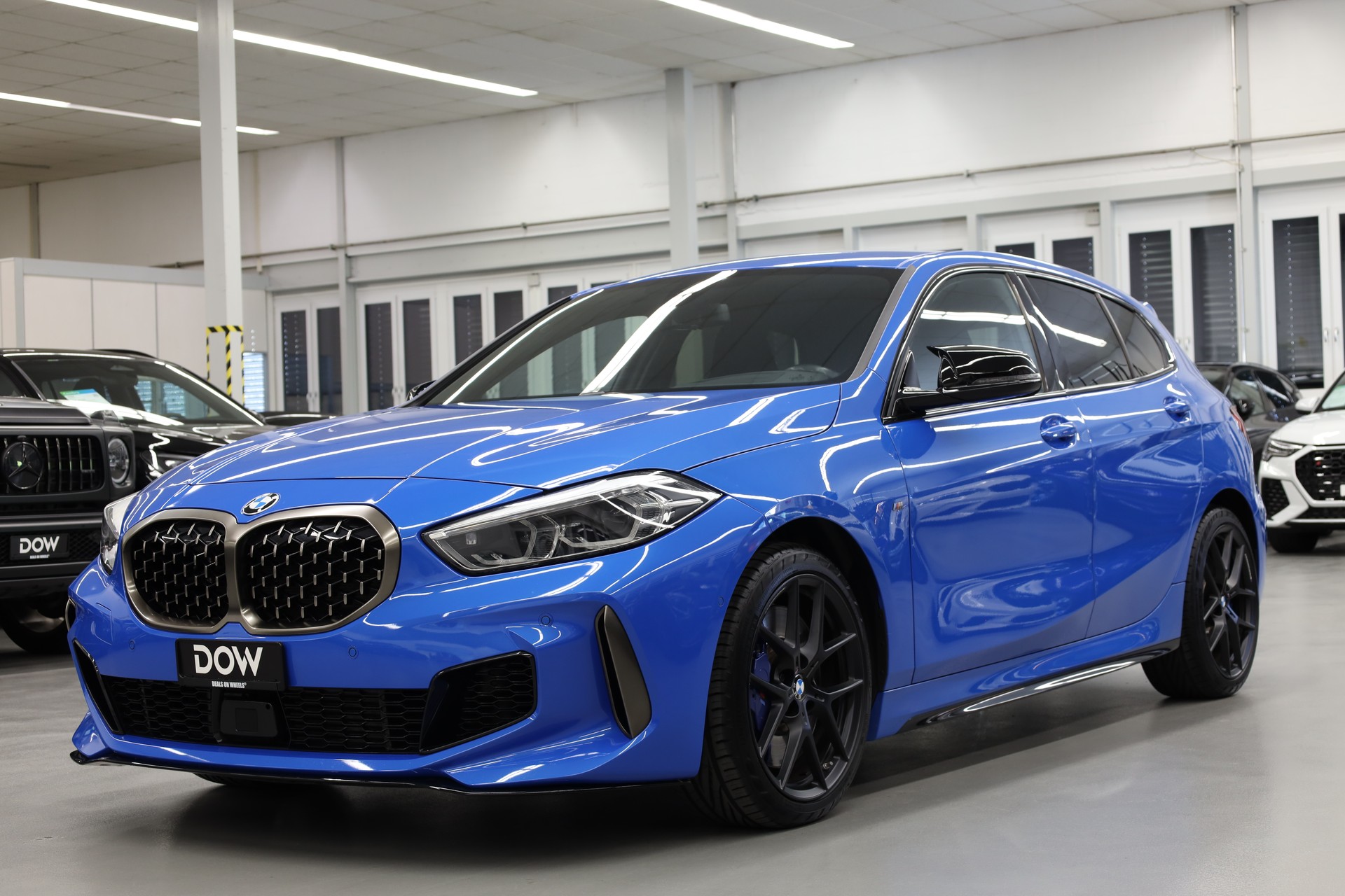 BMW M135i xDrive-showroom-element-1