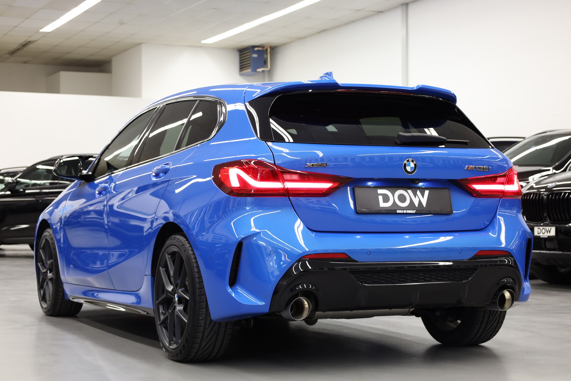 BMW M135i xDrive-showroom-element-3
