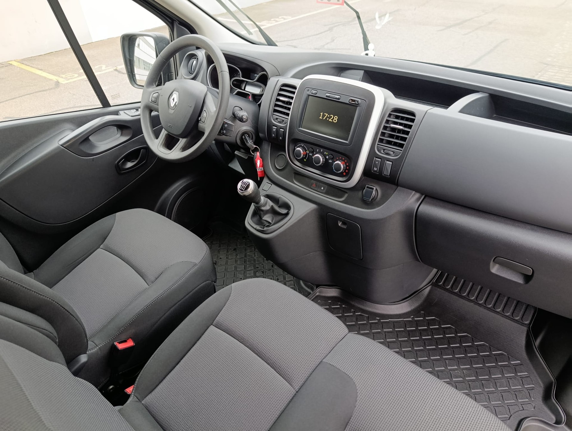 RENAULT Trafic dCi145-image-10