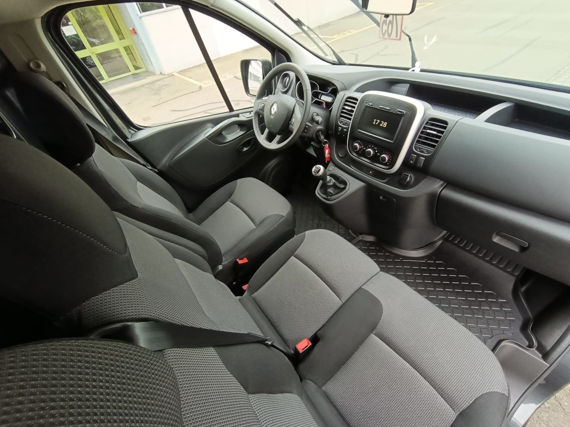 RENAULT Trafic dCi145-showroom-element-1