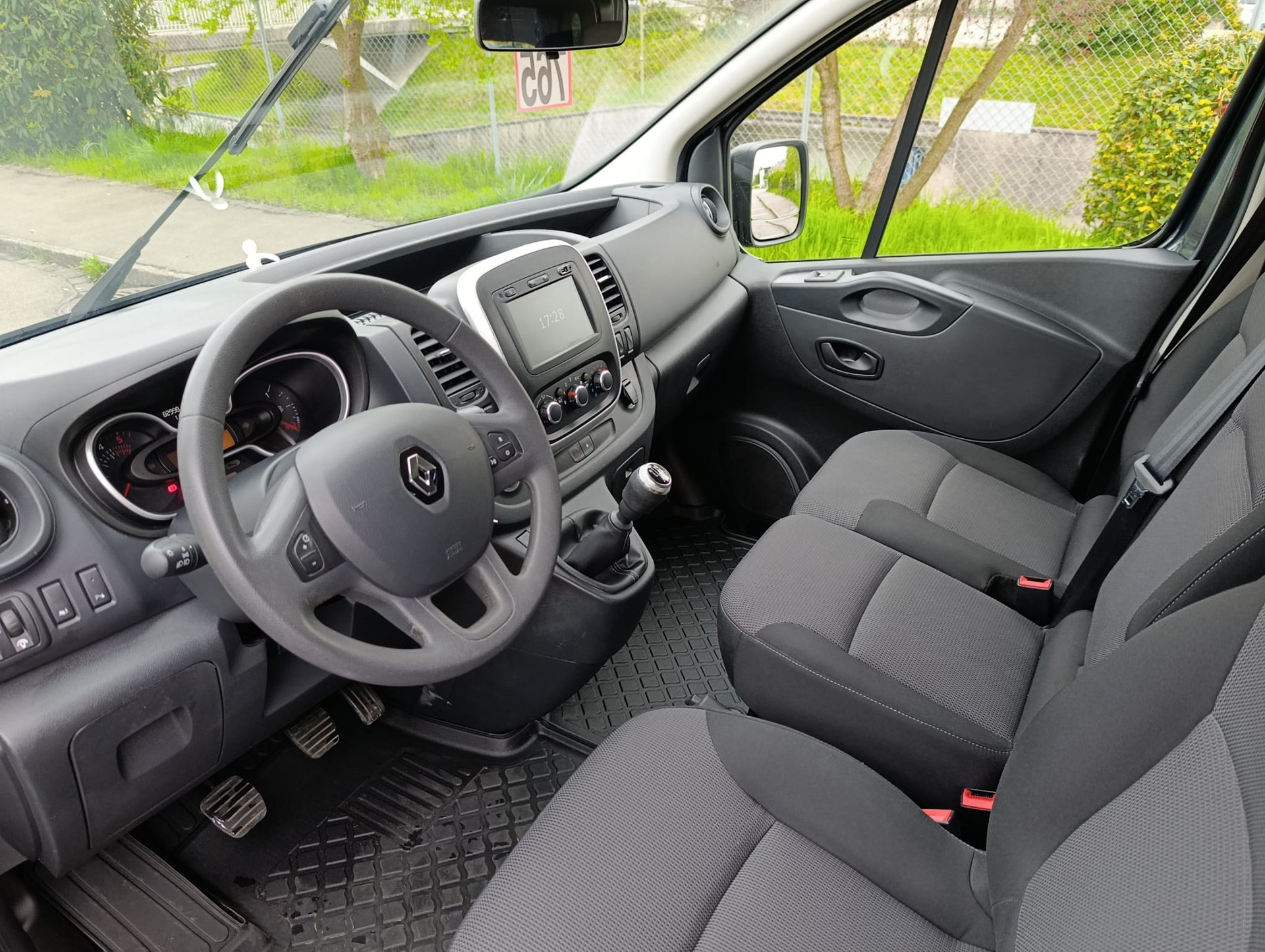 RENAULT Trafic dCi145-image-11