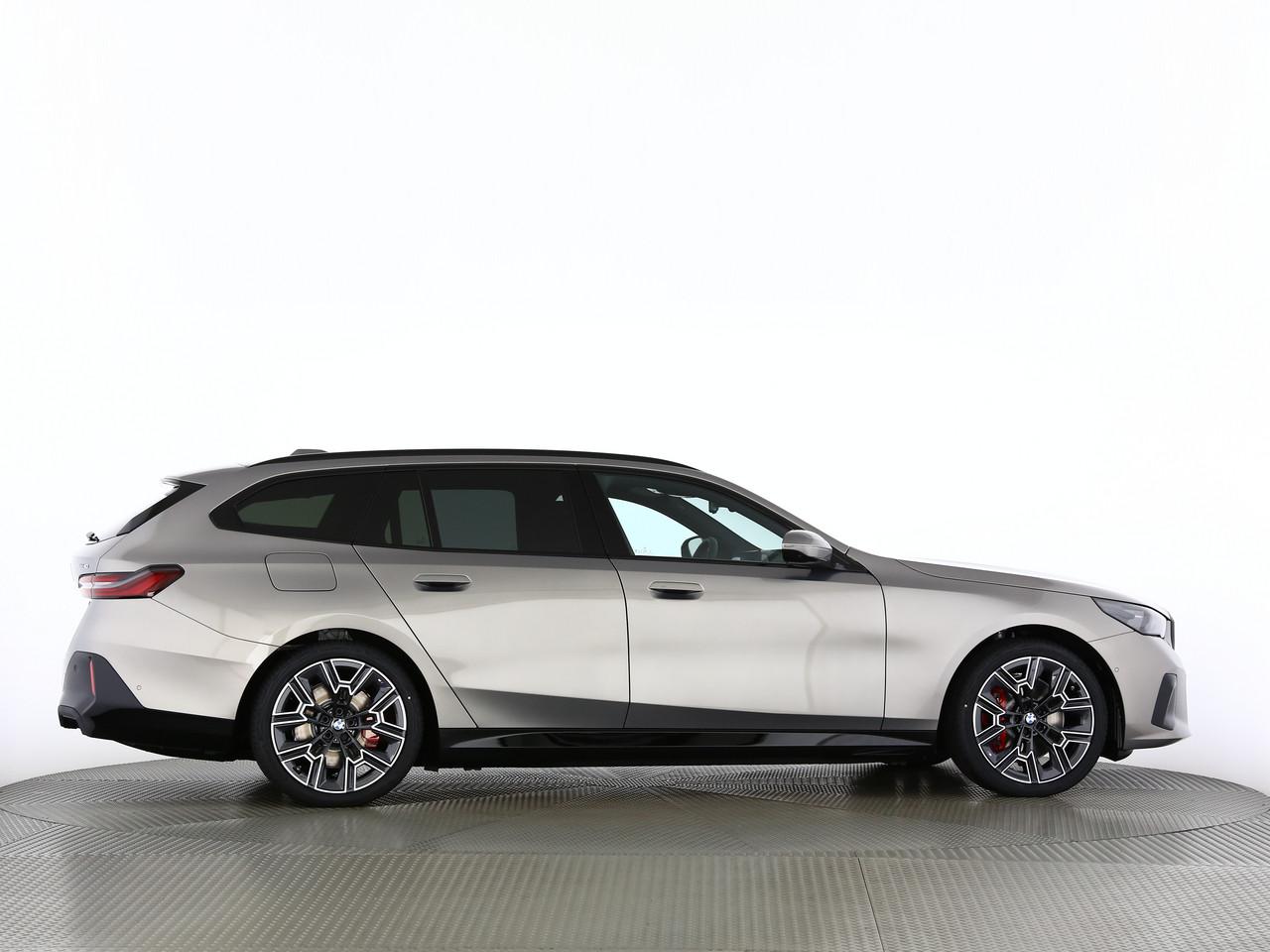 BMW i5 xDrive40 Touring-image-16