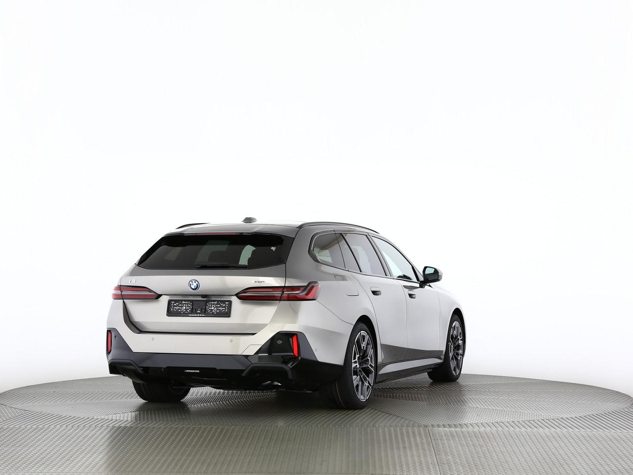 BMW i5 xDrive40 Touring-image-12