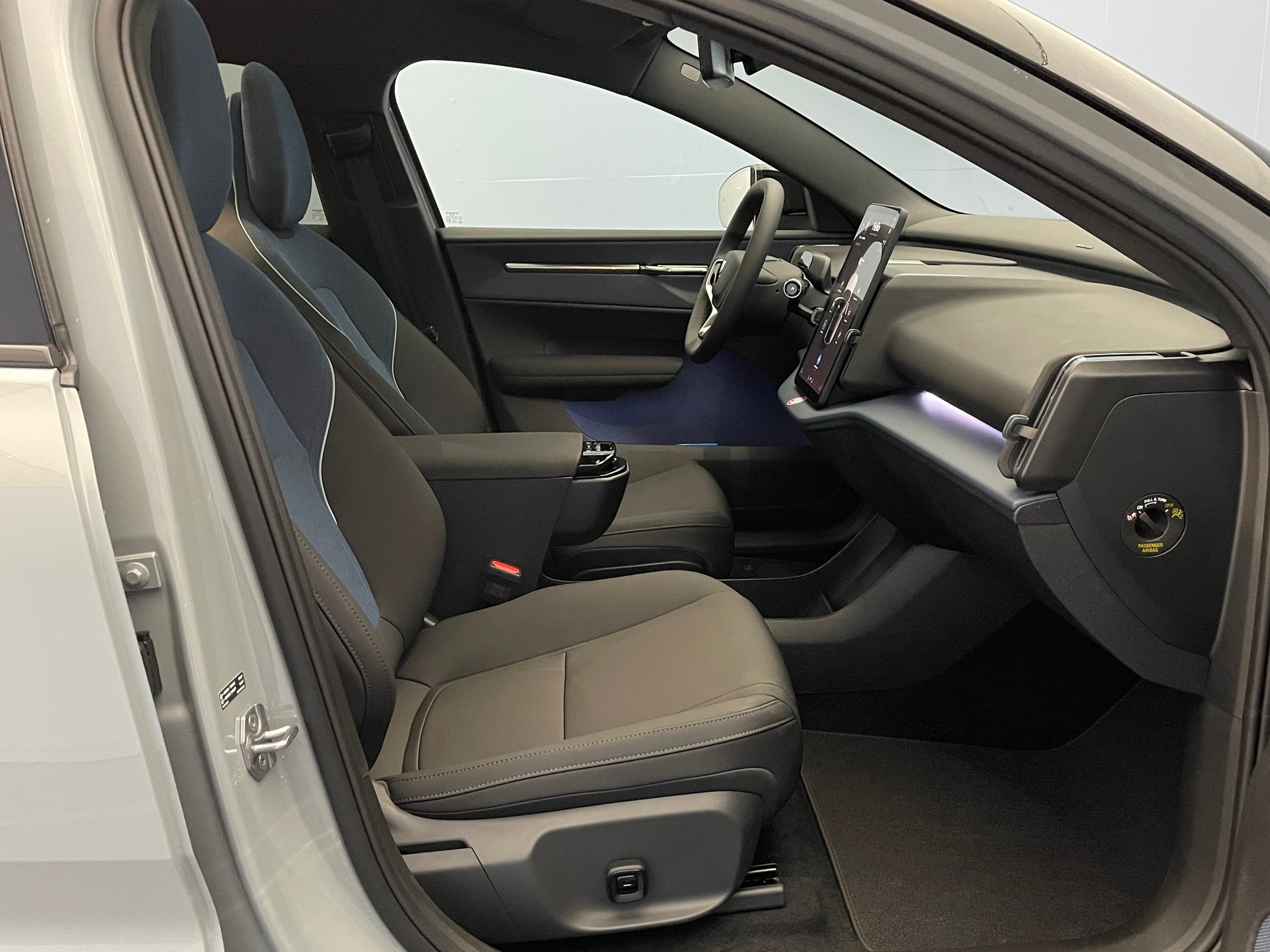 VOLVO EX30 CC E60 Twin Performance AWD-image-9