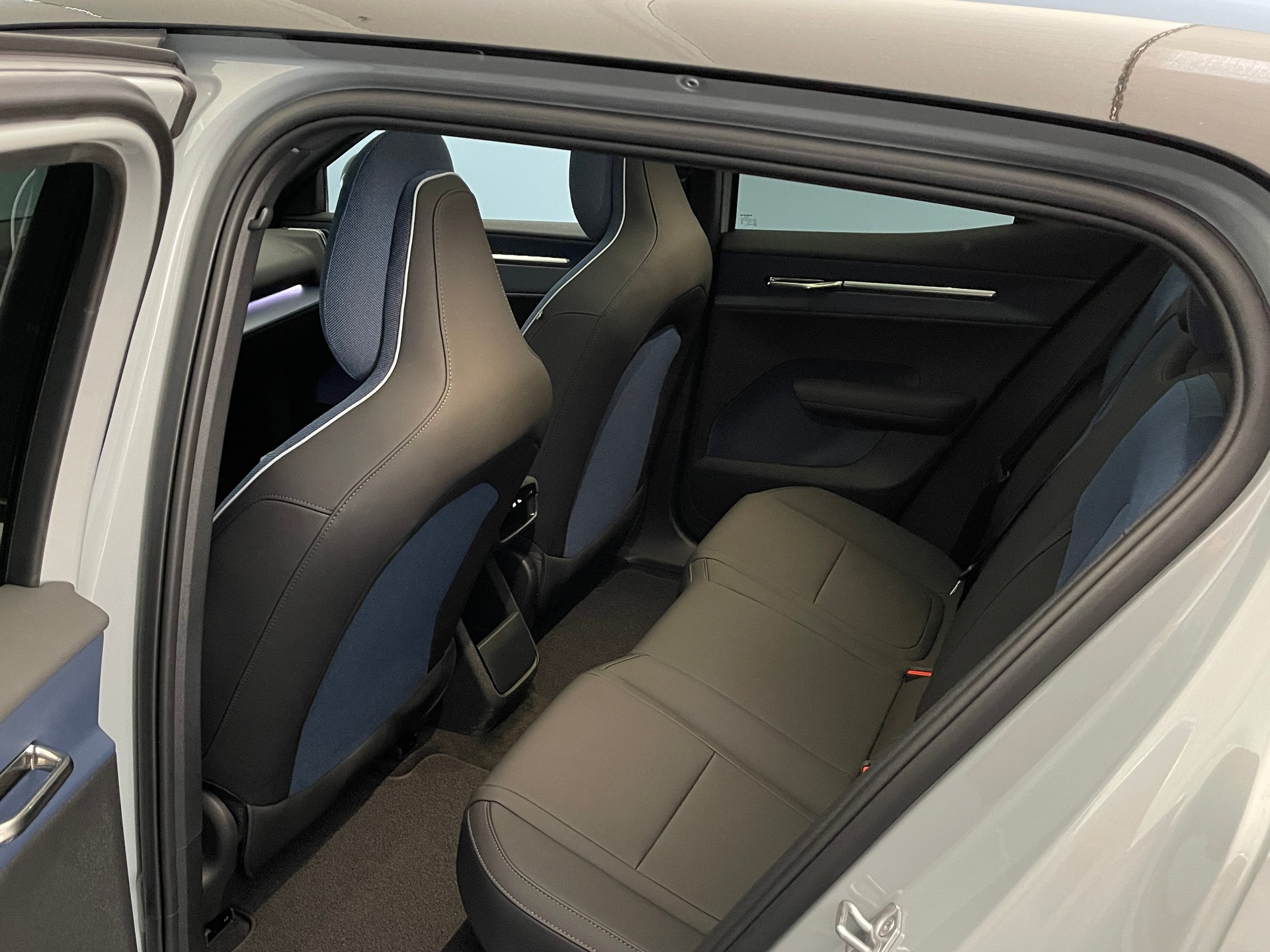 VOLVO EX30 CC E60 Twin Performance AWD-image-8