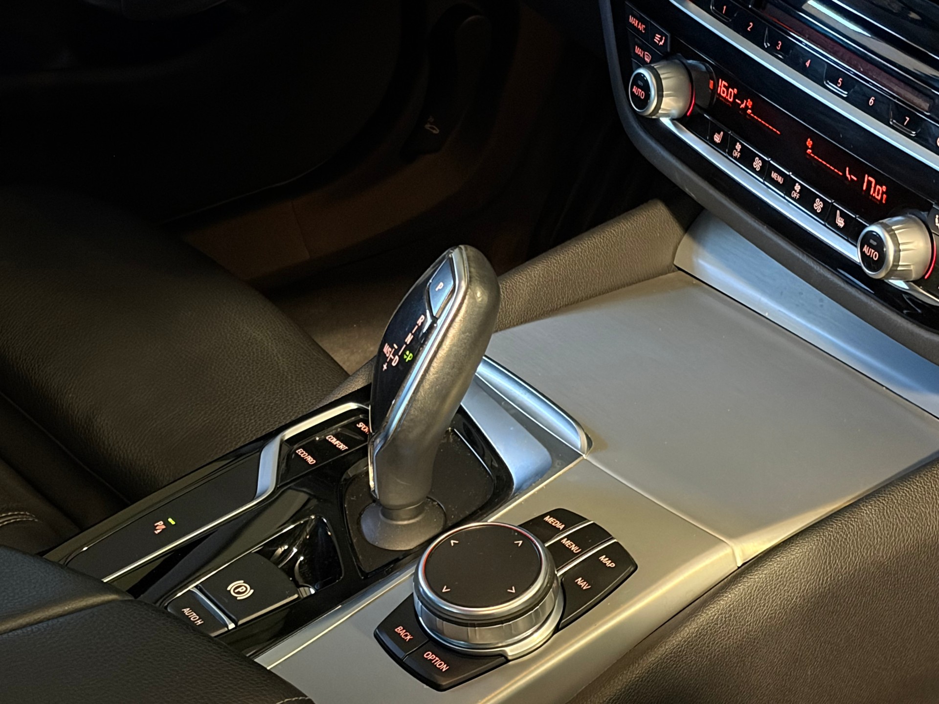 BMW 530d xDrive Touring Sport Line Steptronic * CH-Fahrzeug *-image-15