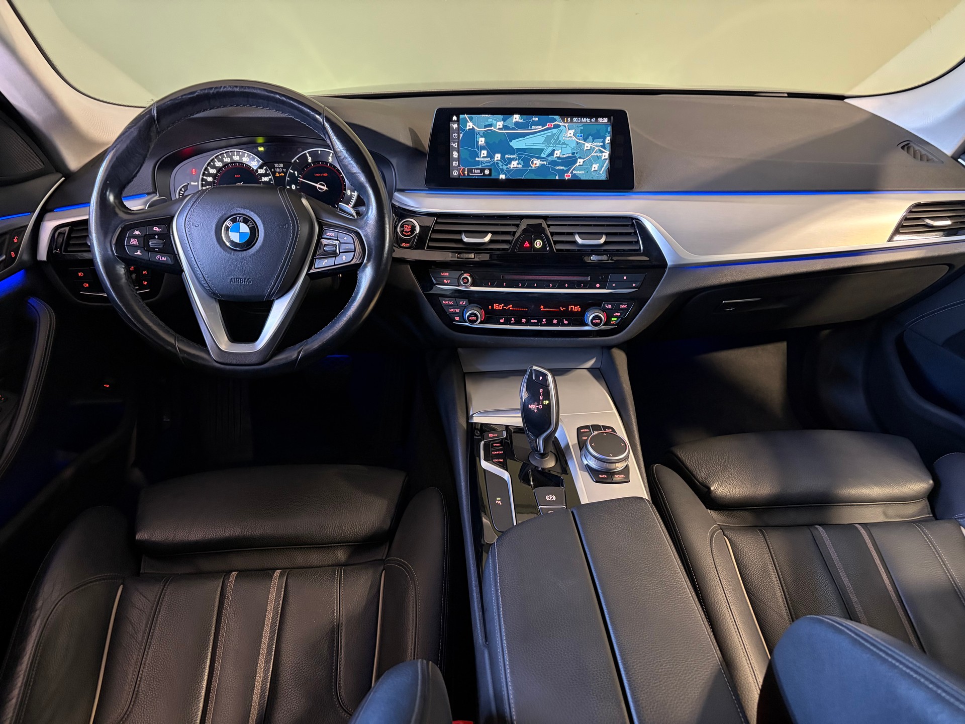 BMW 530d xDrive Touring Sport Line Steptronic * CH-Fahrzeug *-image-17