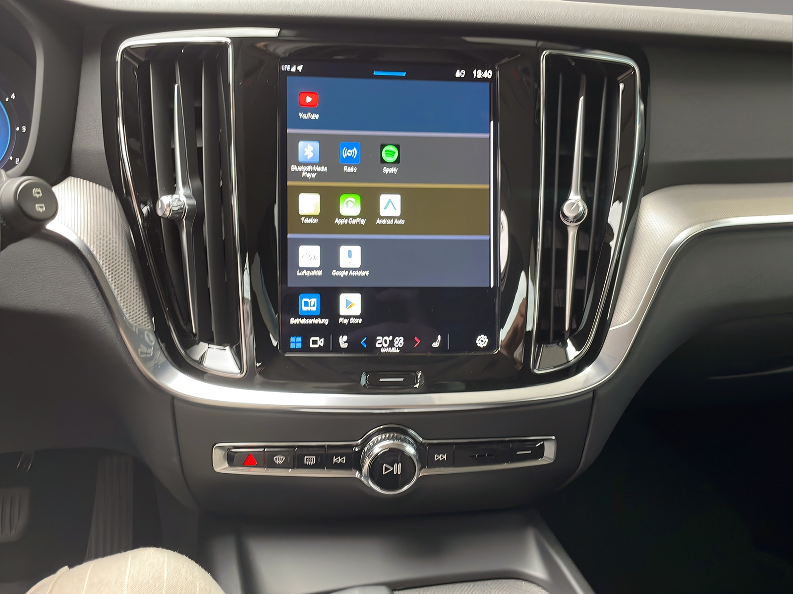 VOLVO V60 Cross Country 2.0 B4 Plus AWD-image-11