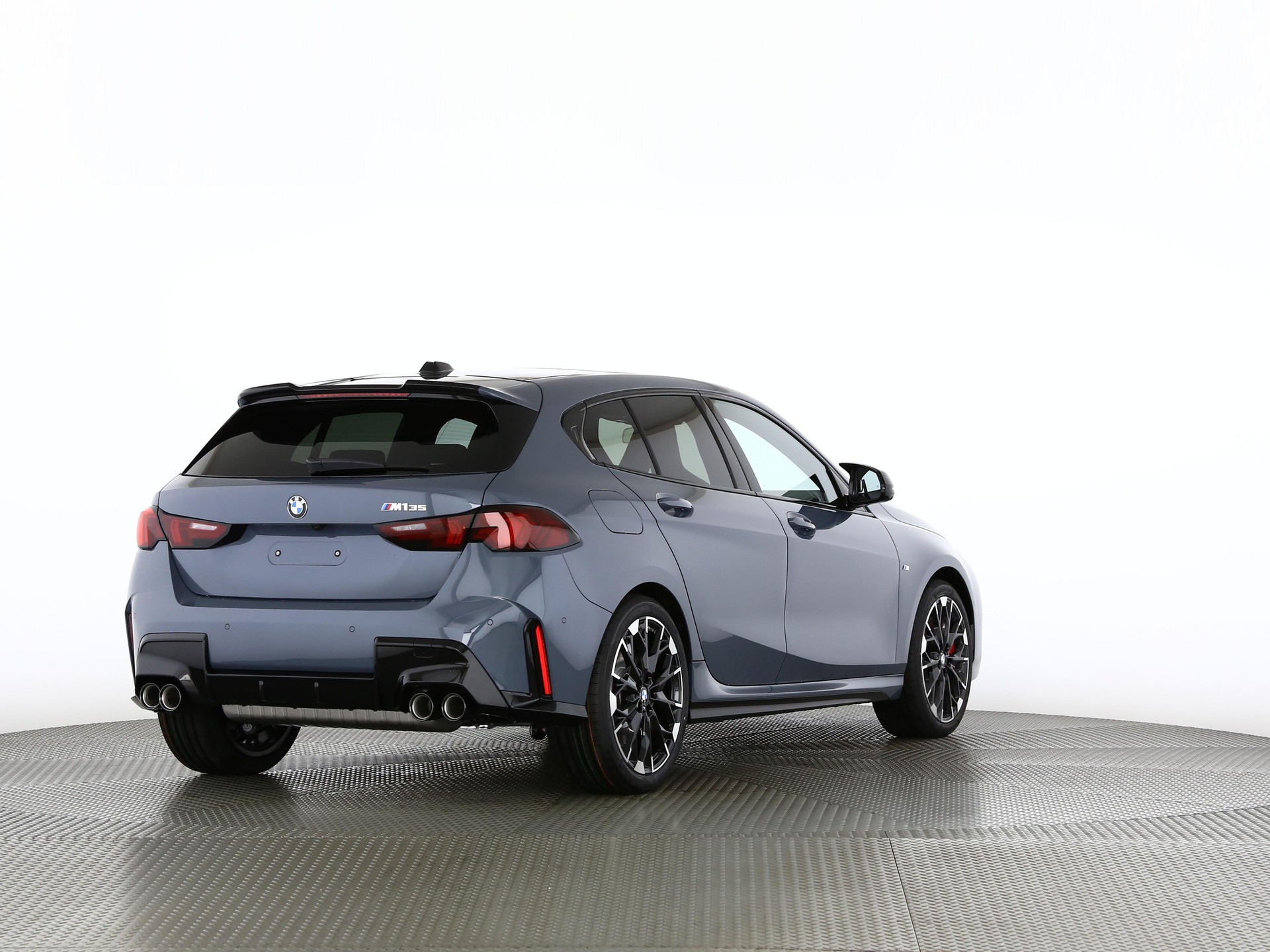 BMW M135i xDrive-showroom-element-1