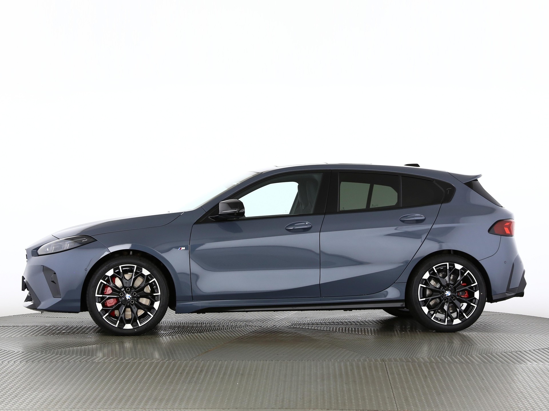 BMW M135i xDrive-showroom-element-2
