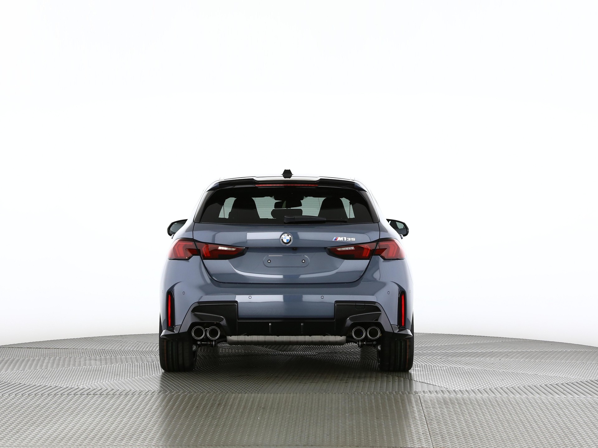 BMW M135i xDrive-showroom-element-3