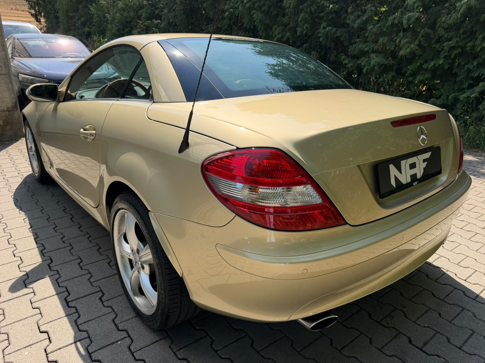 MERCEDES-BENZ SLK 350 Designo-showroom-element-3