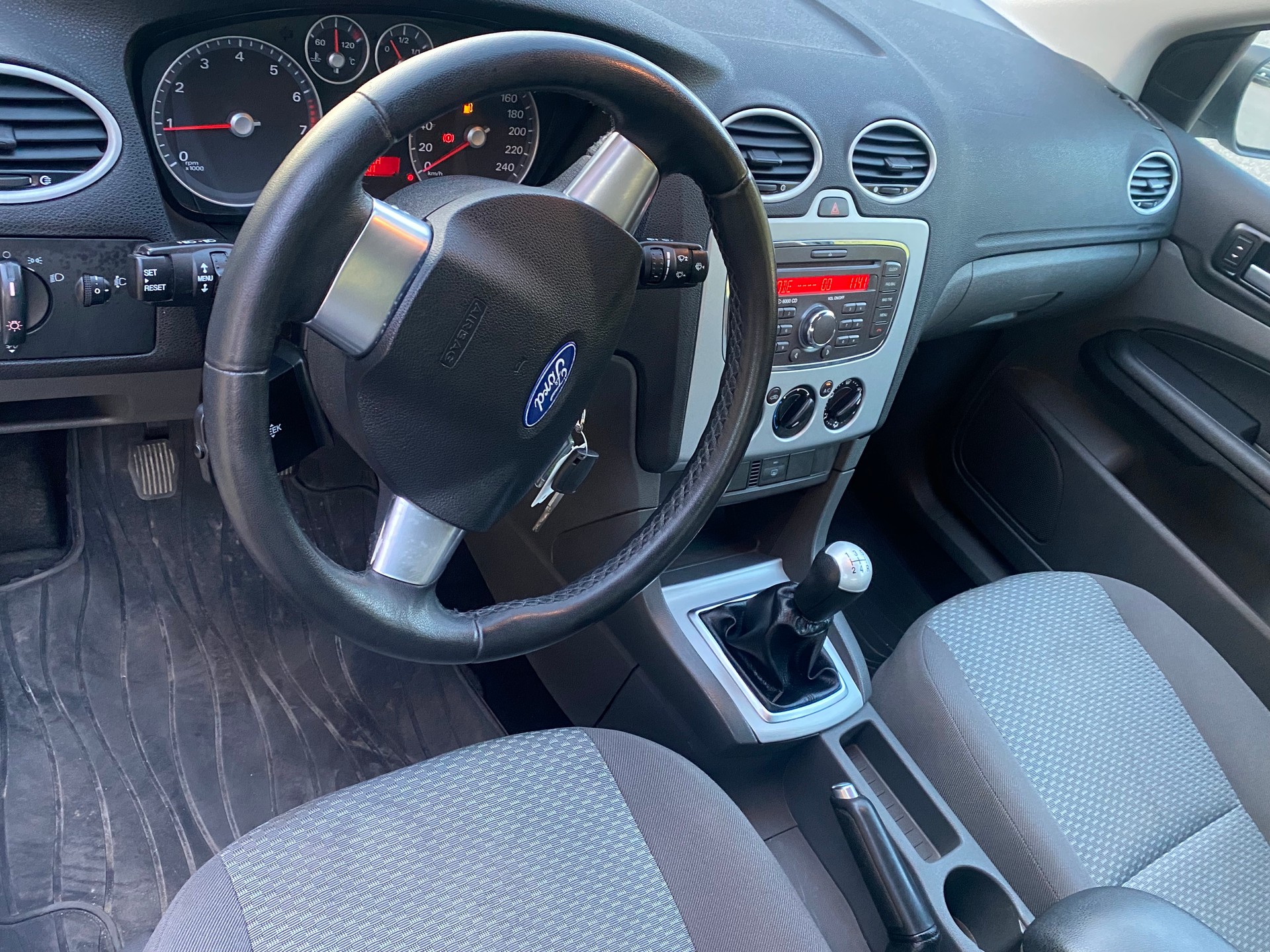 FORD Focus 1.6i VCT Carving Frisch ab MFK-image-5