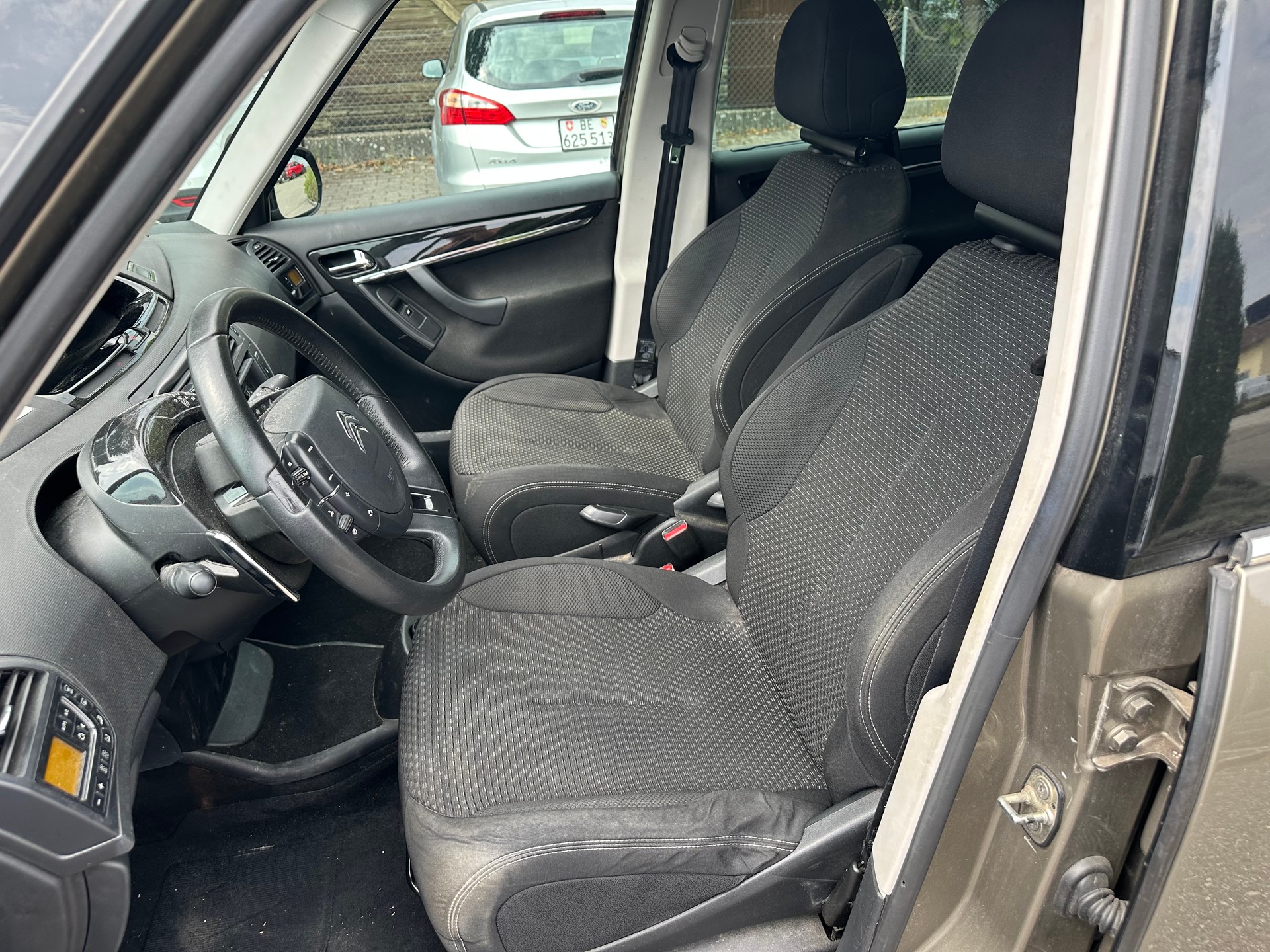 CITROEN Grand C4 Picasso 1.6 HDI 16V Swiss Style EGS6-image-6