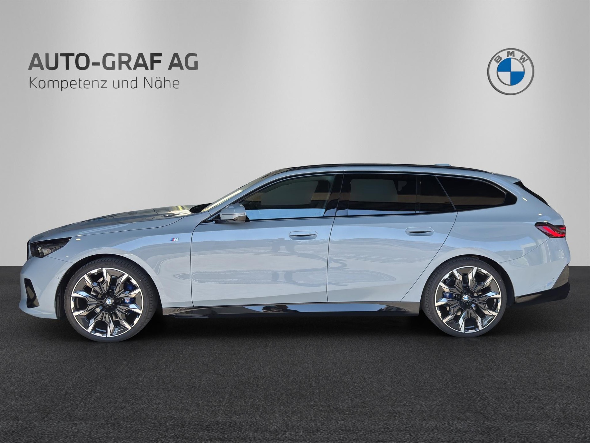 BMW 520d xDrive Touring M Sport Pro-showroom-element-1