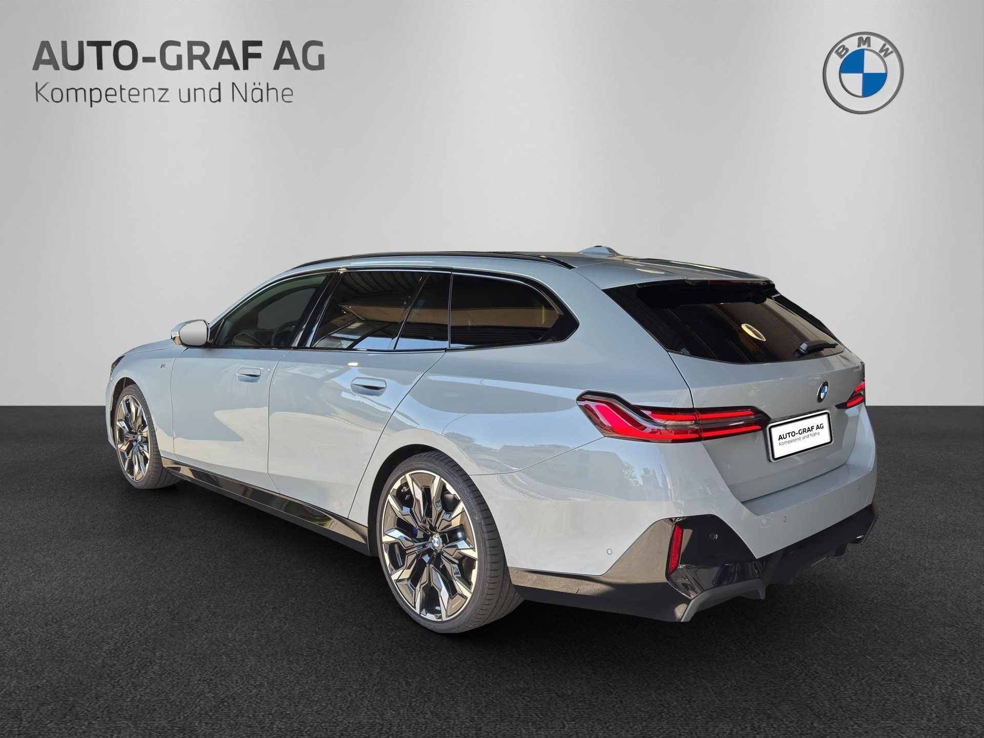 BMW 520d xDrive Touring M Sport Pro-showroom-element-2