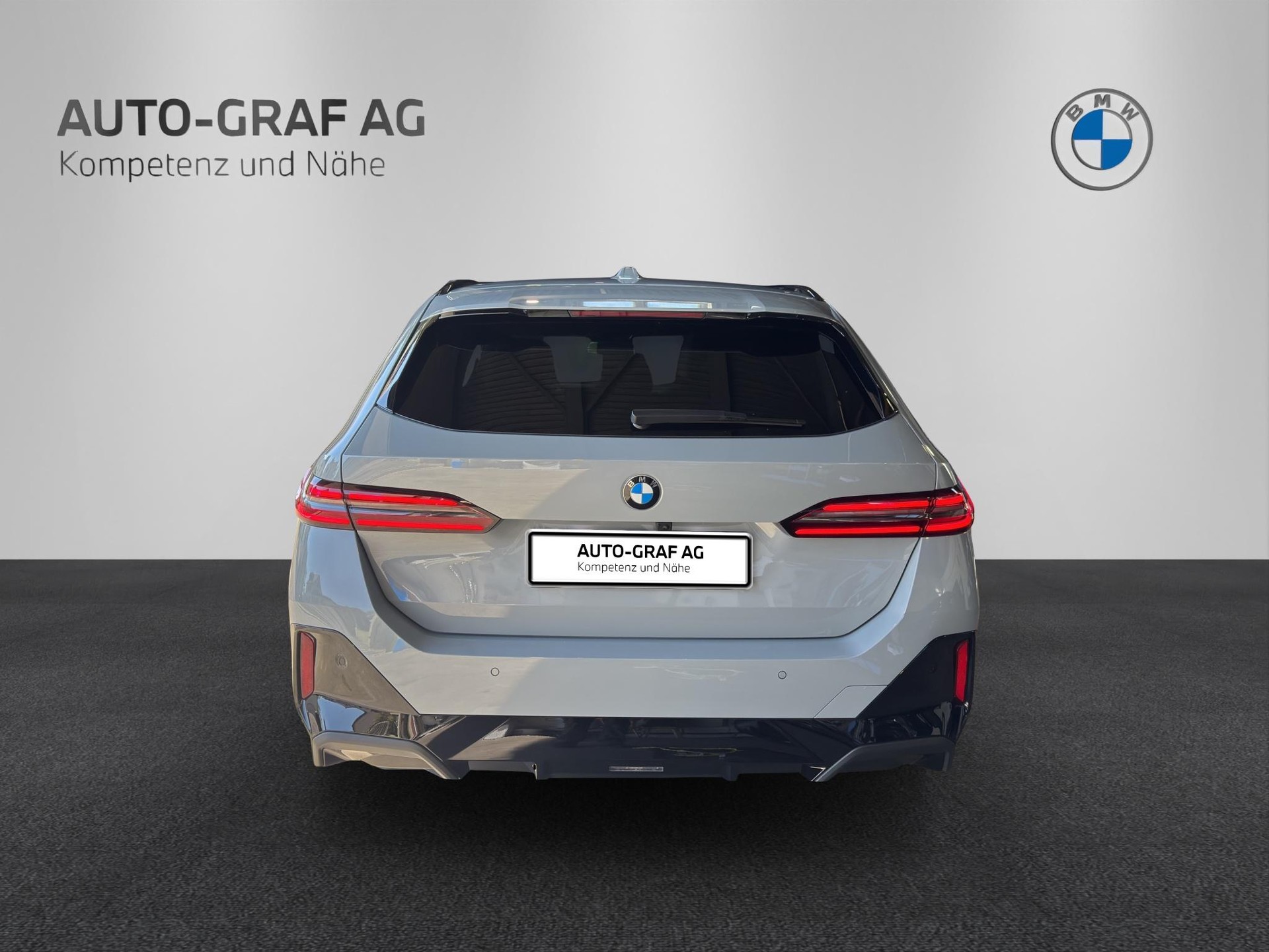 BMW 520d xDrive Touring M Sport Pro-showroom-element-3