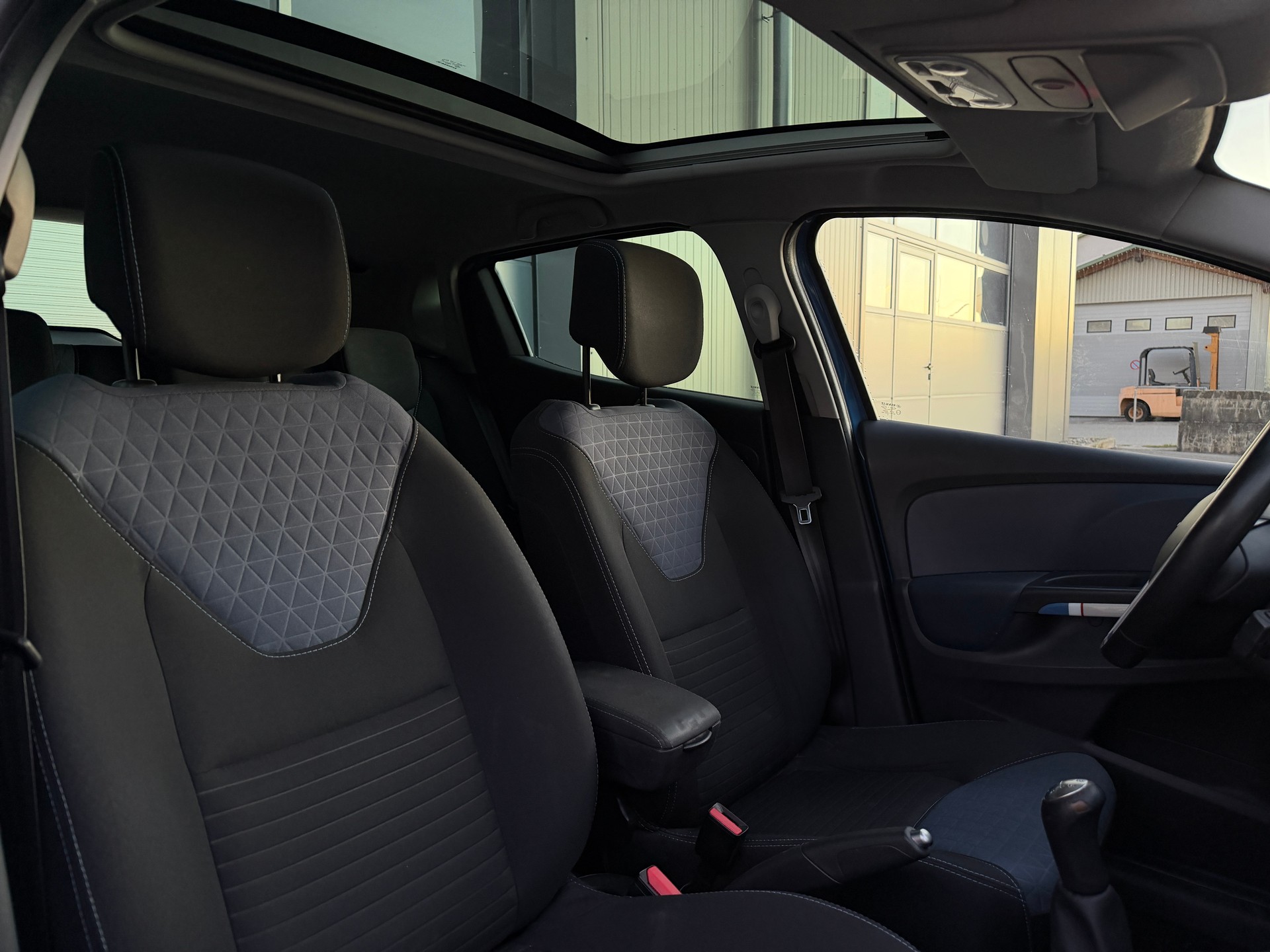 RENAULT Clio 0.9 12V Swiss Edition-image-9