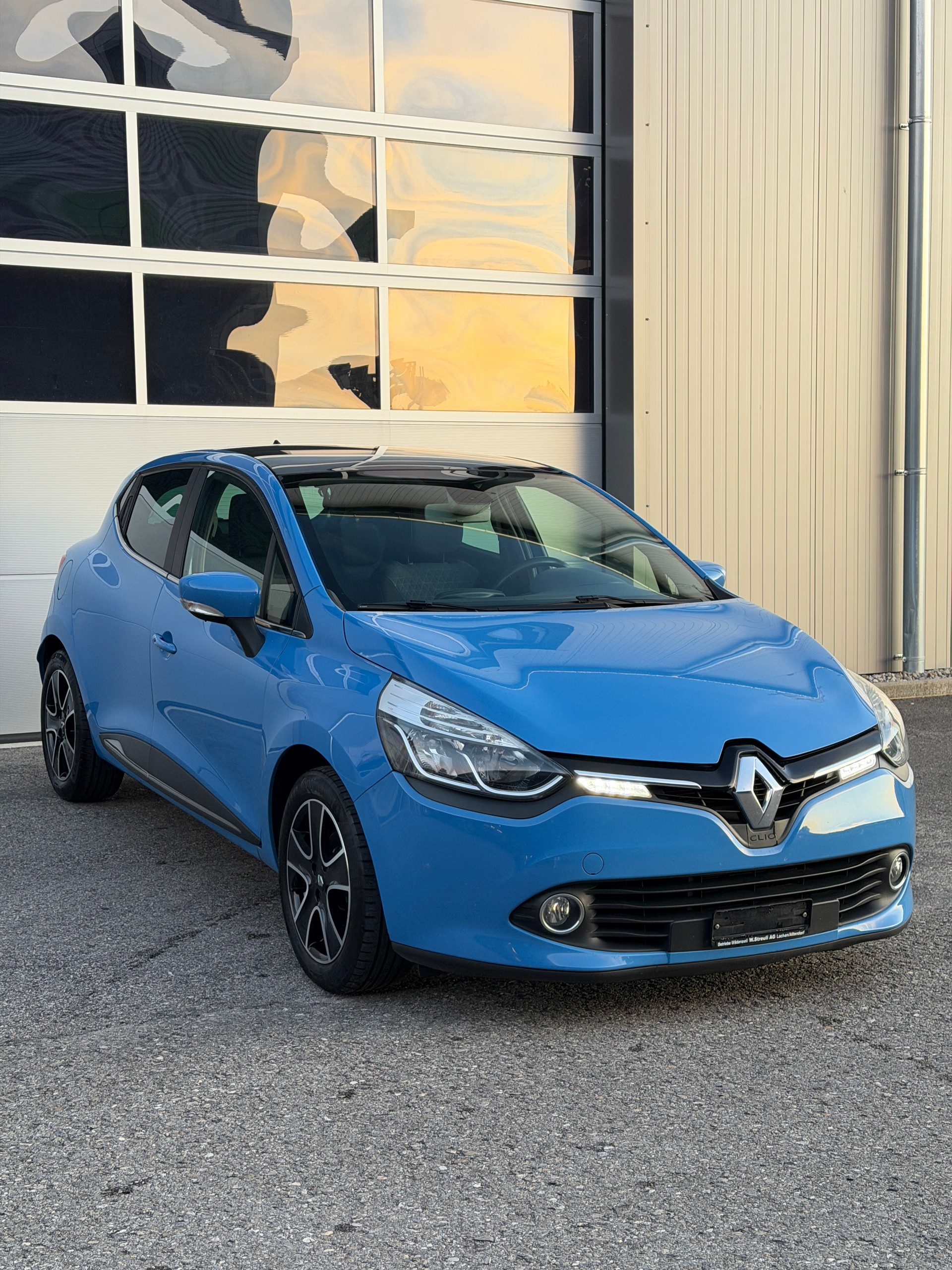 RENAULT Clio 0.9 12V Swiss Edition-image-2