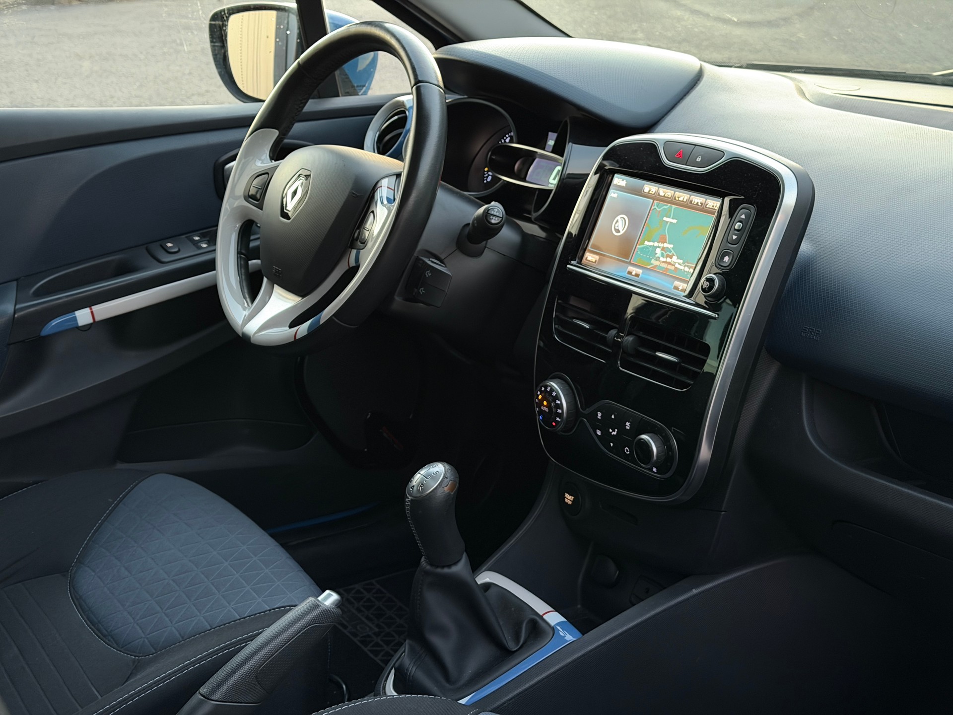 RENAULT Clio 0.9 12V Swiss Edition-image-8