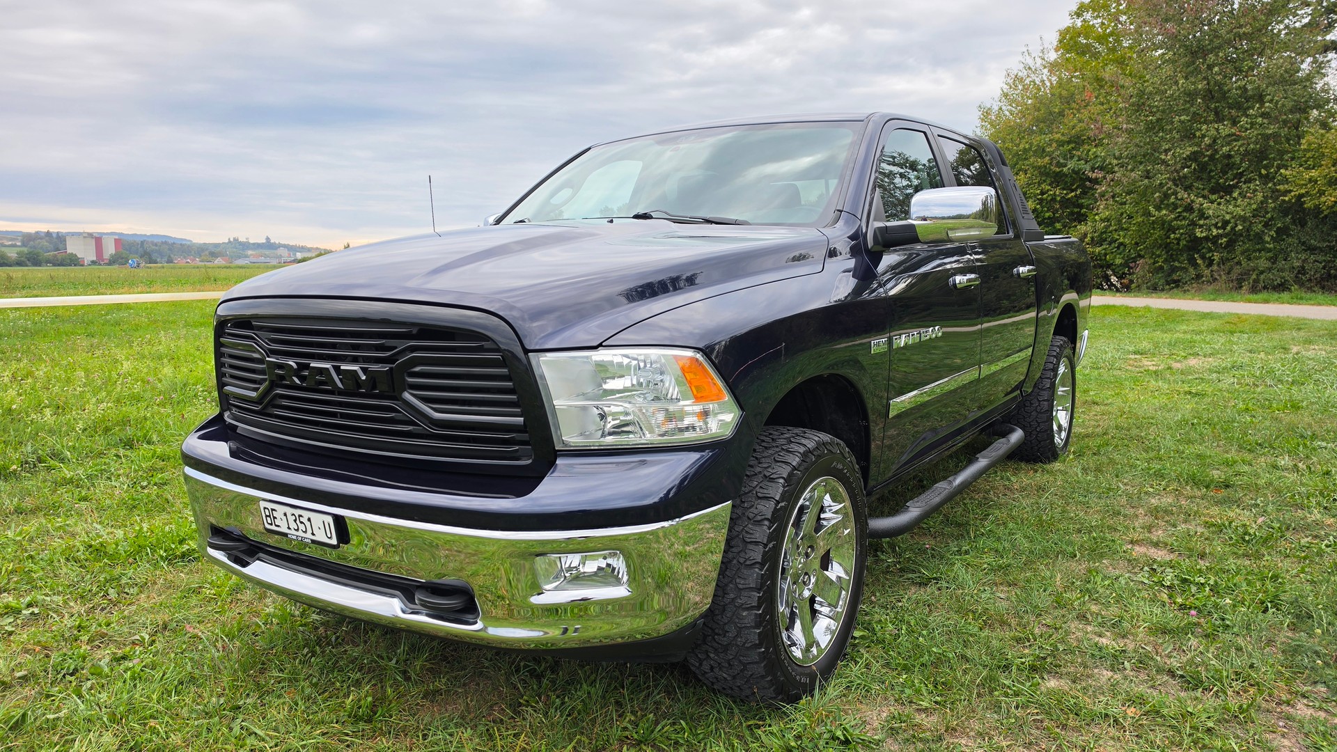 DODGE RAM 1500 5.7 V8 HEMI Crew Cab Laramie 4X4-showroom-element-1