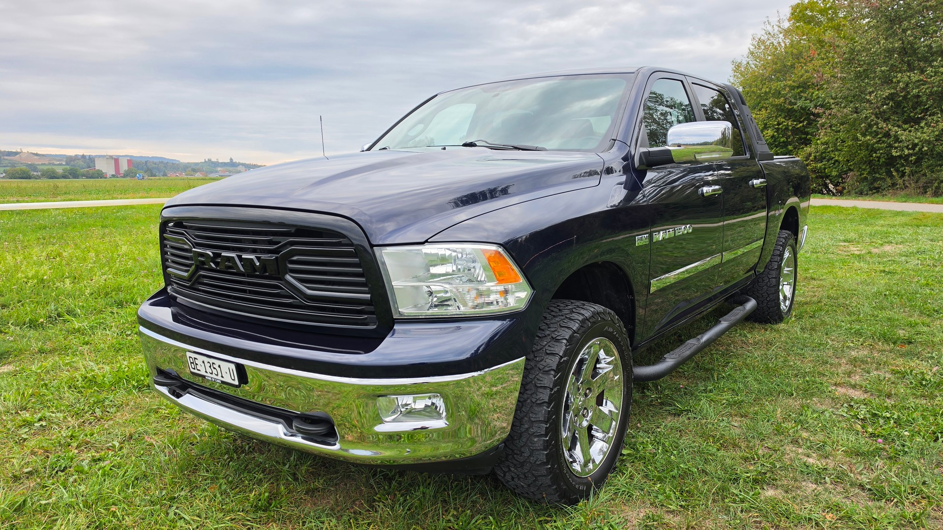 DODGE RAM 1500 5.7 V8 HEMI Crew Cab Laramie 4X4-showroom-element-2