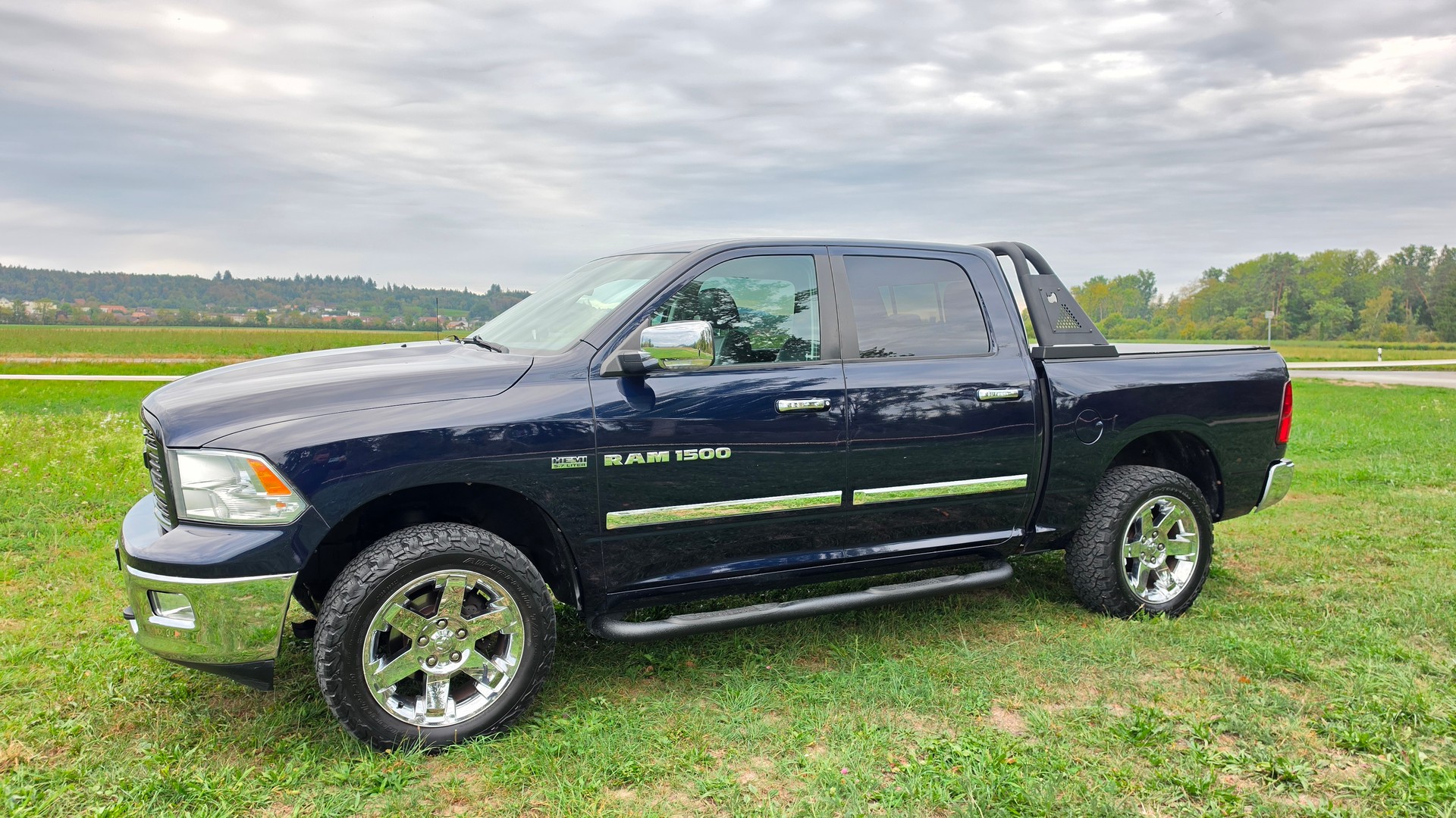 DODGE RAM 1500 5.7 V8 HEMI Crew Cab Laramie 4X4-image-4